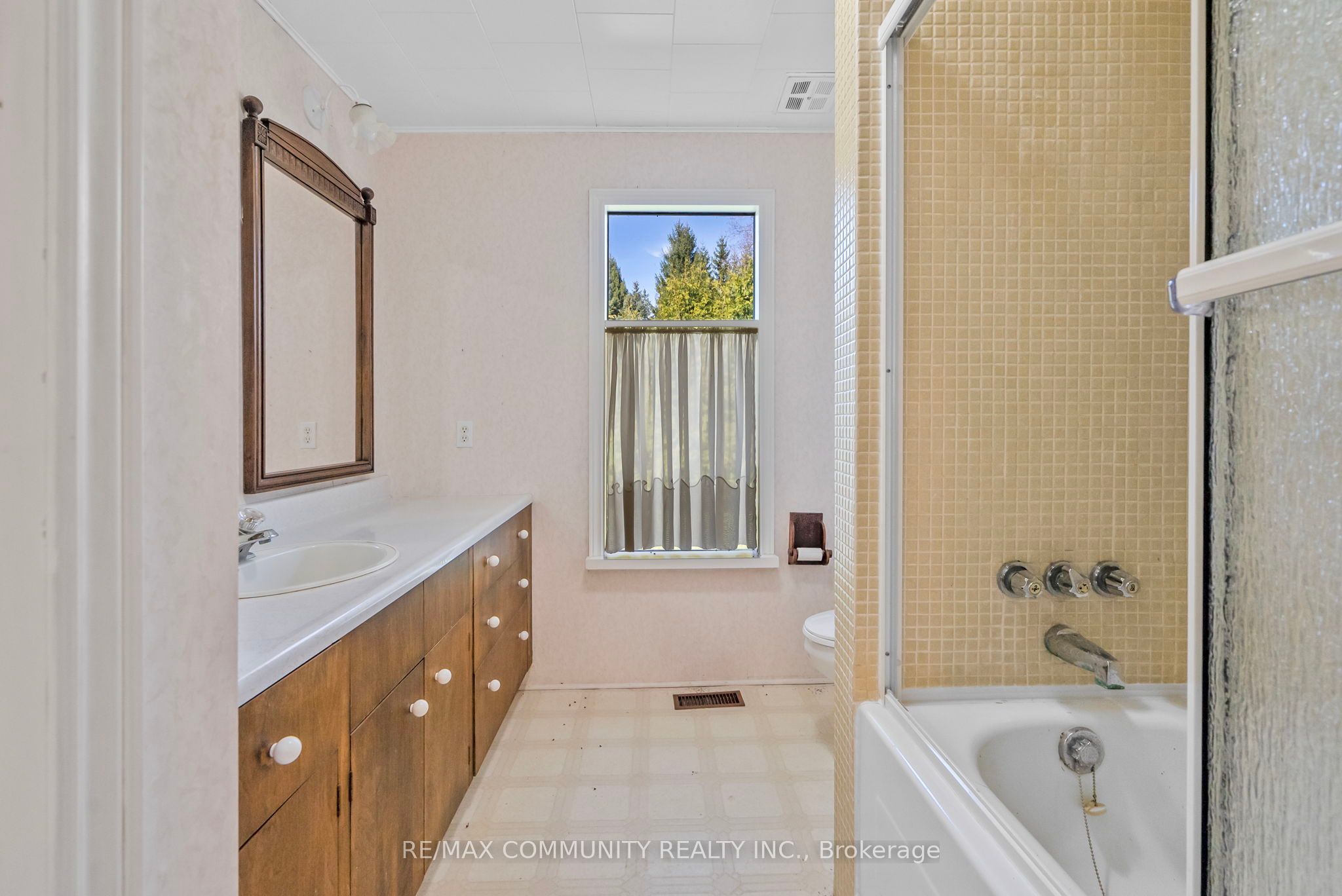 9850 Columbia Way Property Photo 18