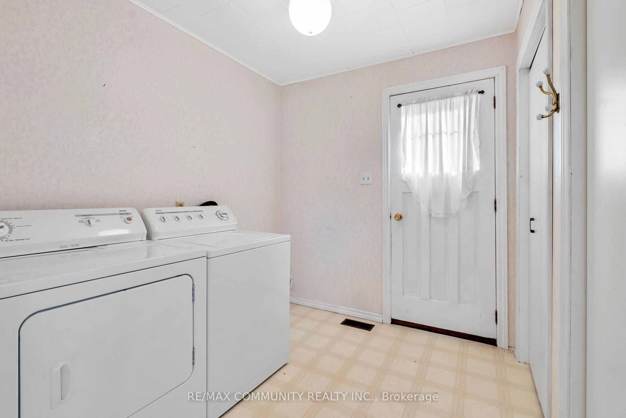 9850 Columbia Way Property Photo 21