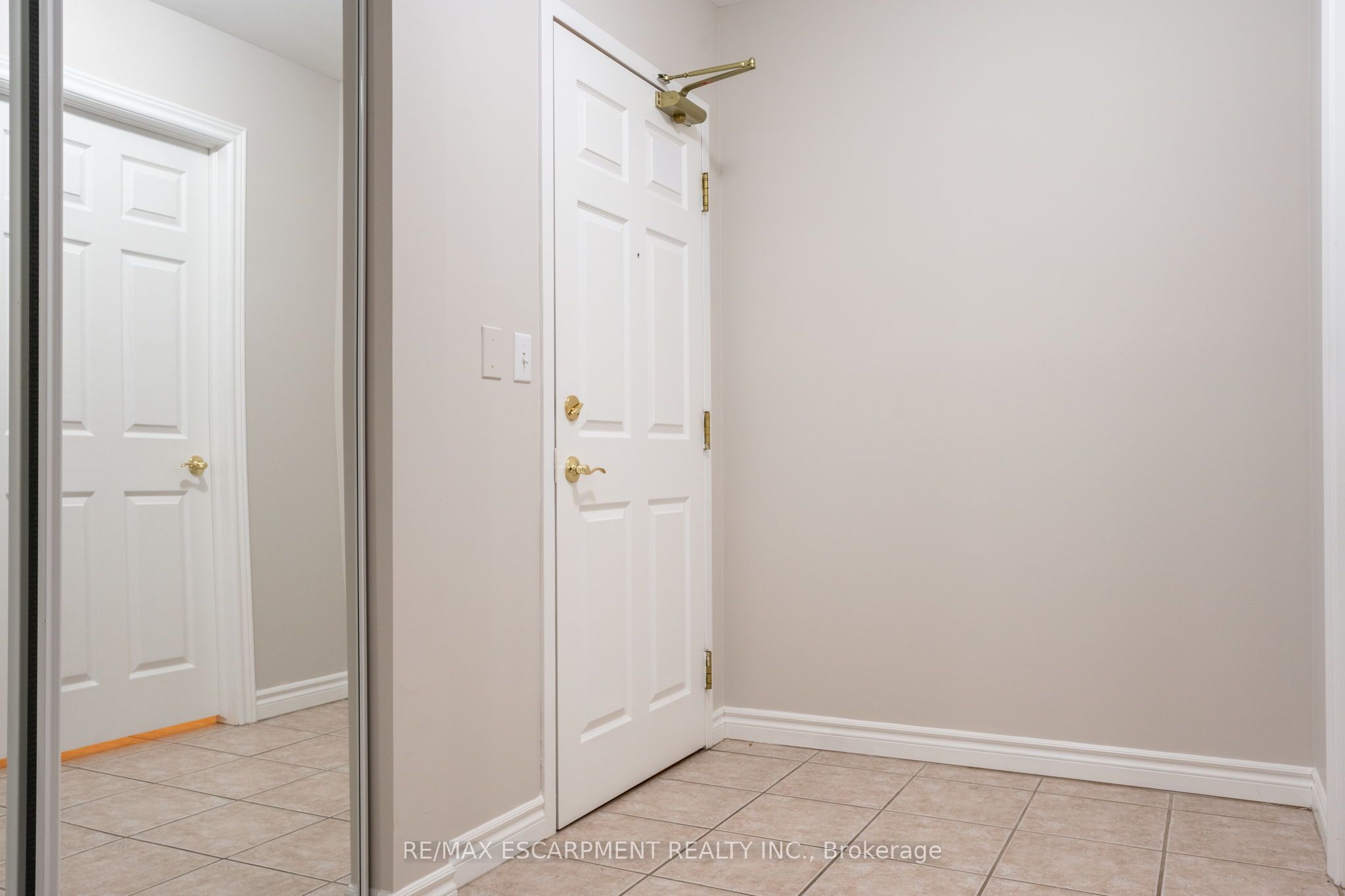 5188 Lake Shore Rd Property Photo 7