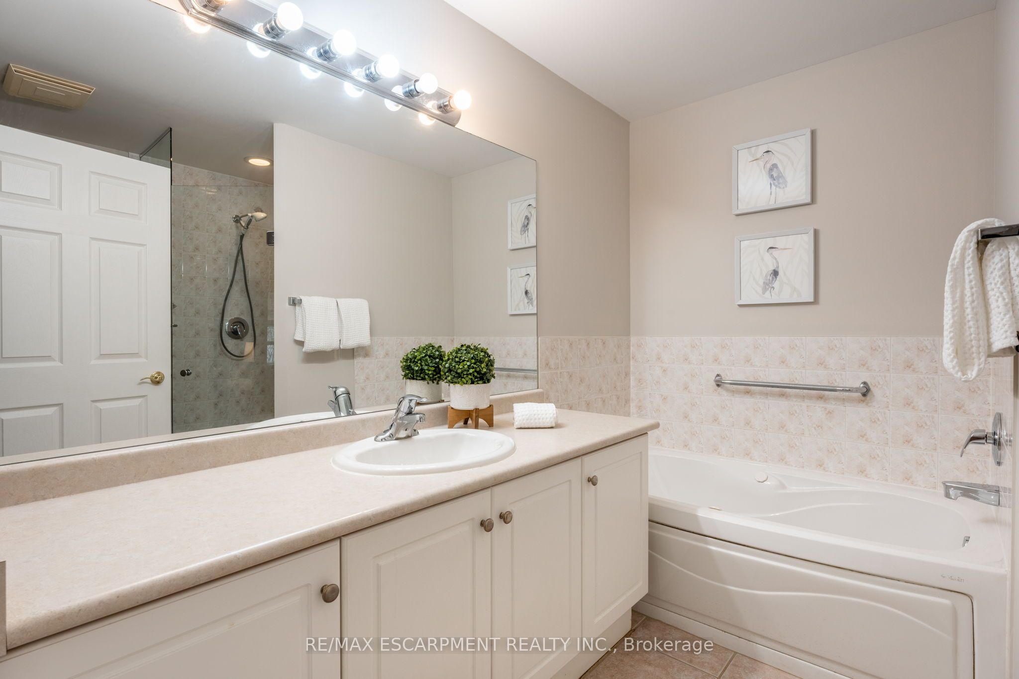 5188 Lake Shore Rd Property Photo 33
