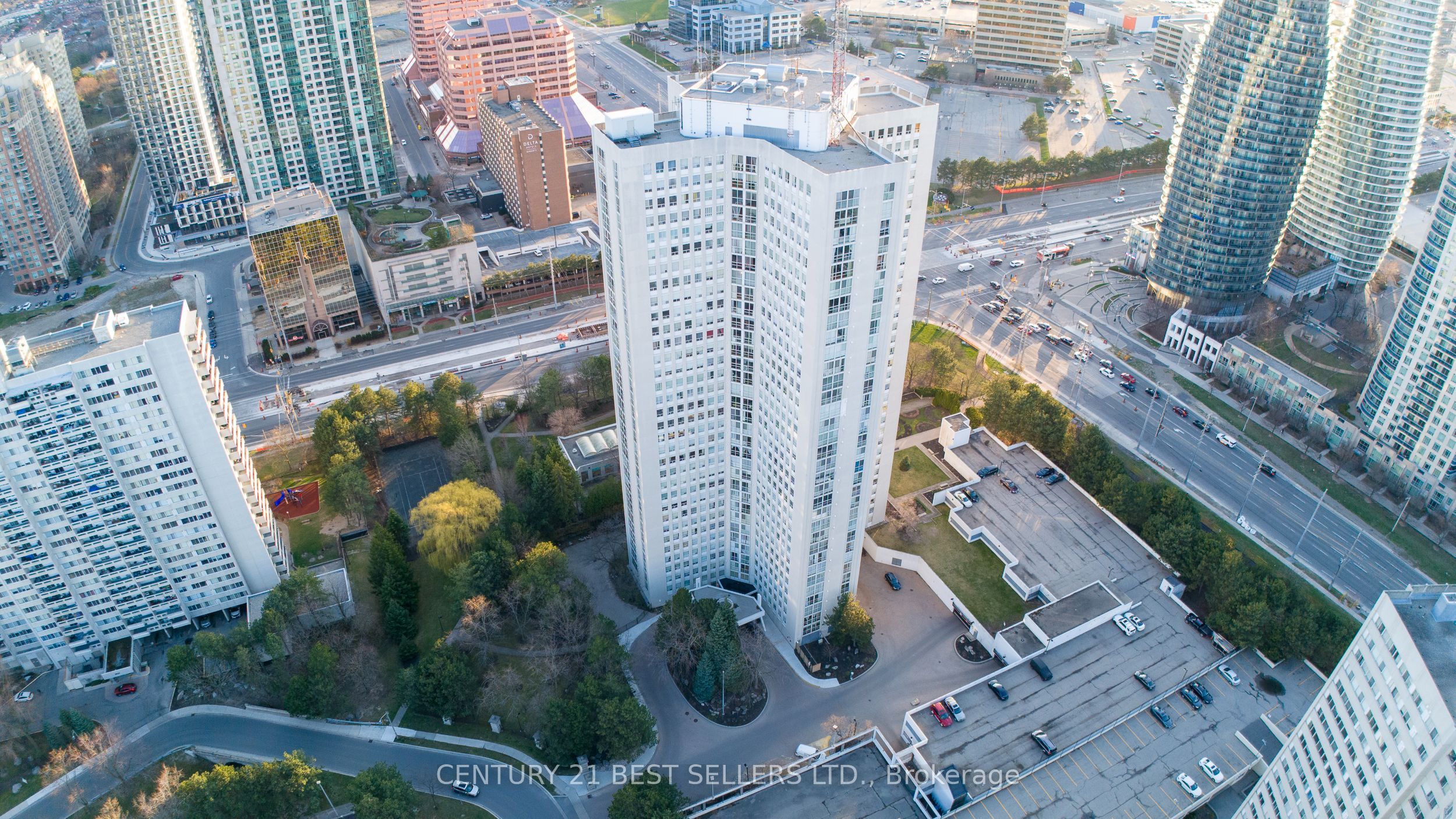 3650 Kaneff Cres Property Photo 1