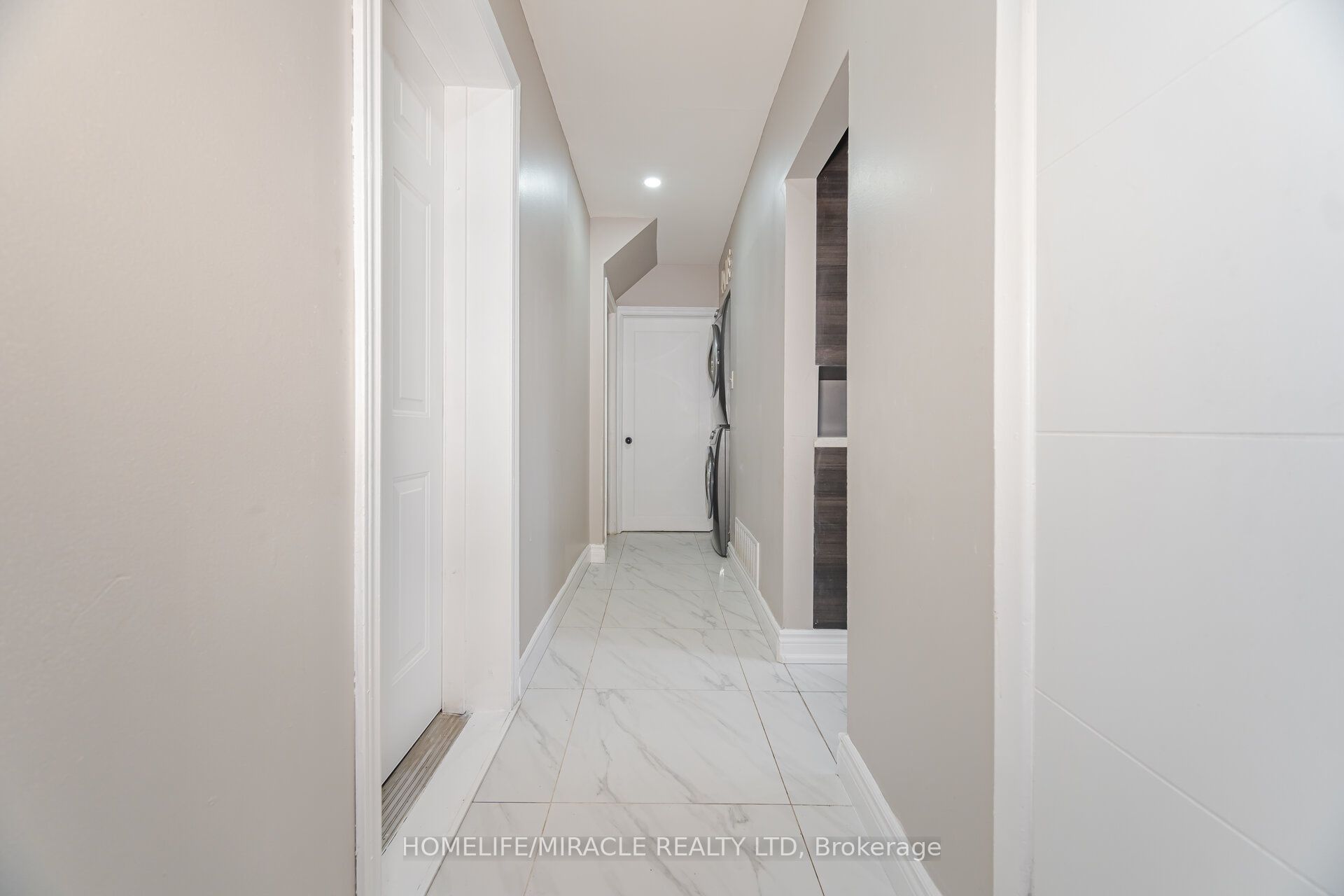 345 Silverstone Drive Property Photo 17