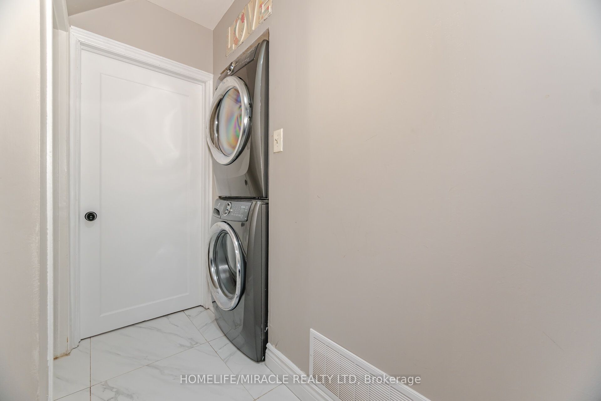 345 Silverstone Drive Property Photo 19