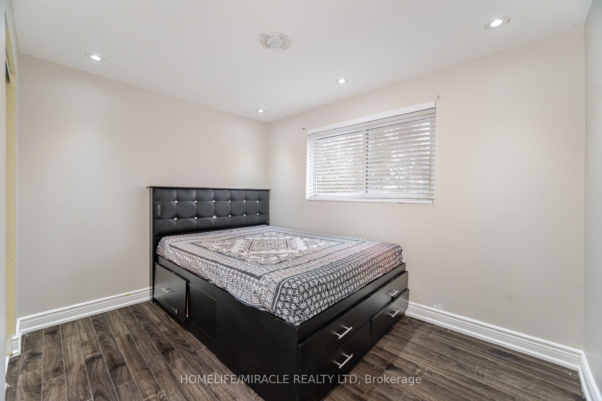 345 Silverstone Drive Property Photo 29