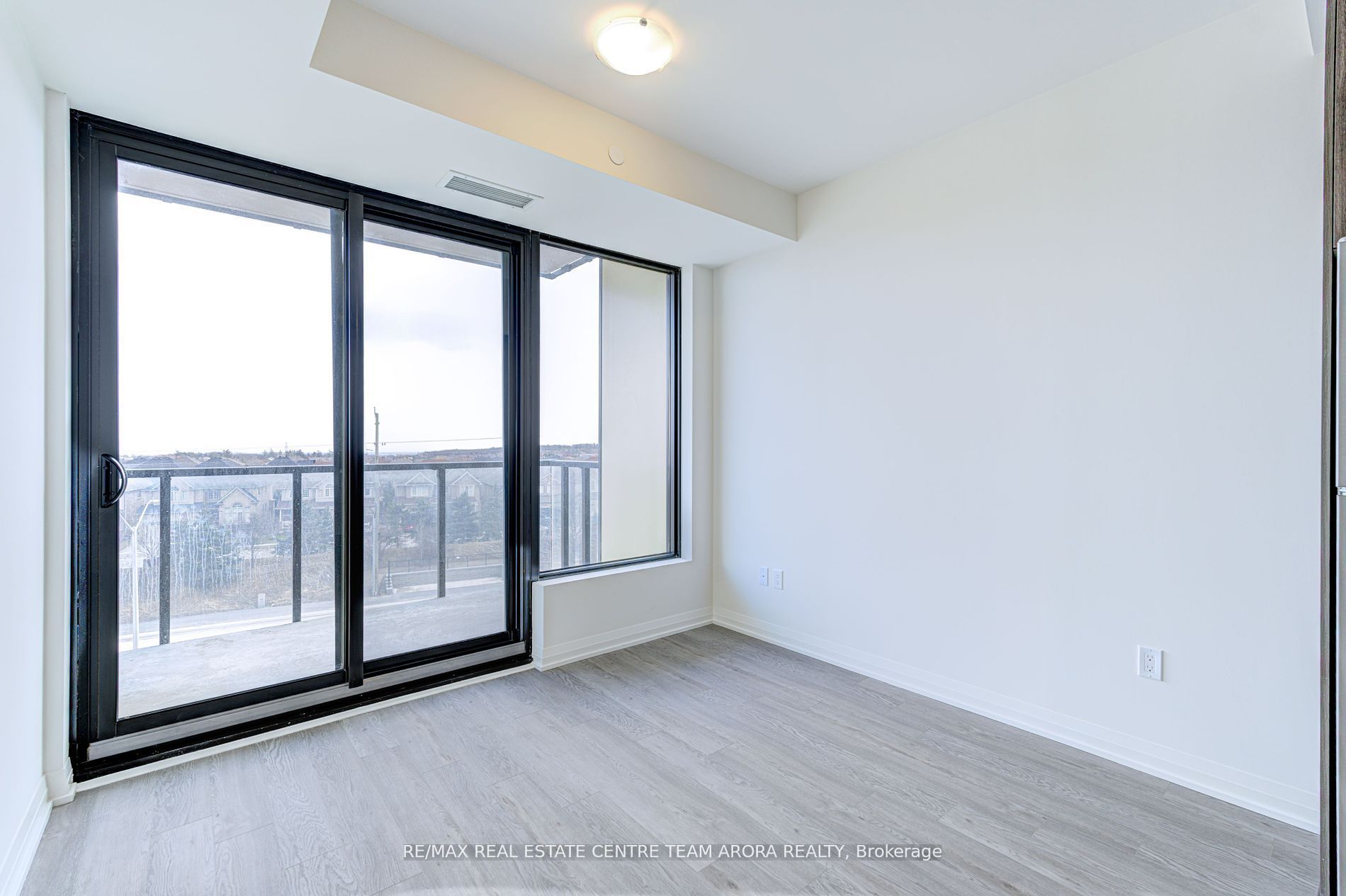 1415 Dundas St E Property Photo 13