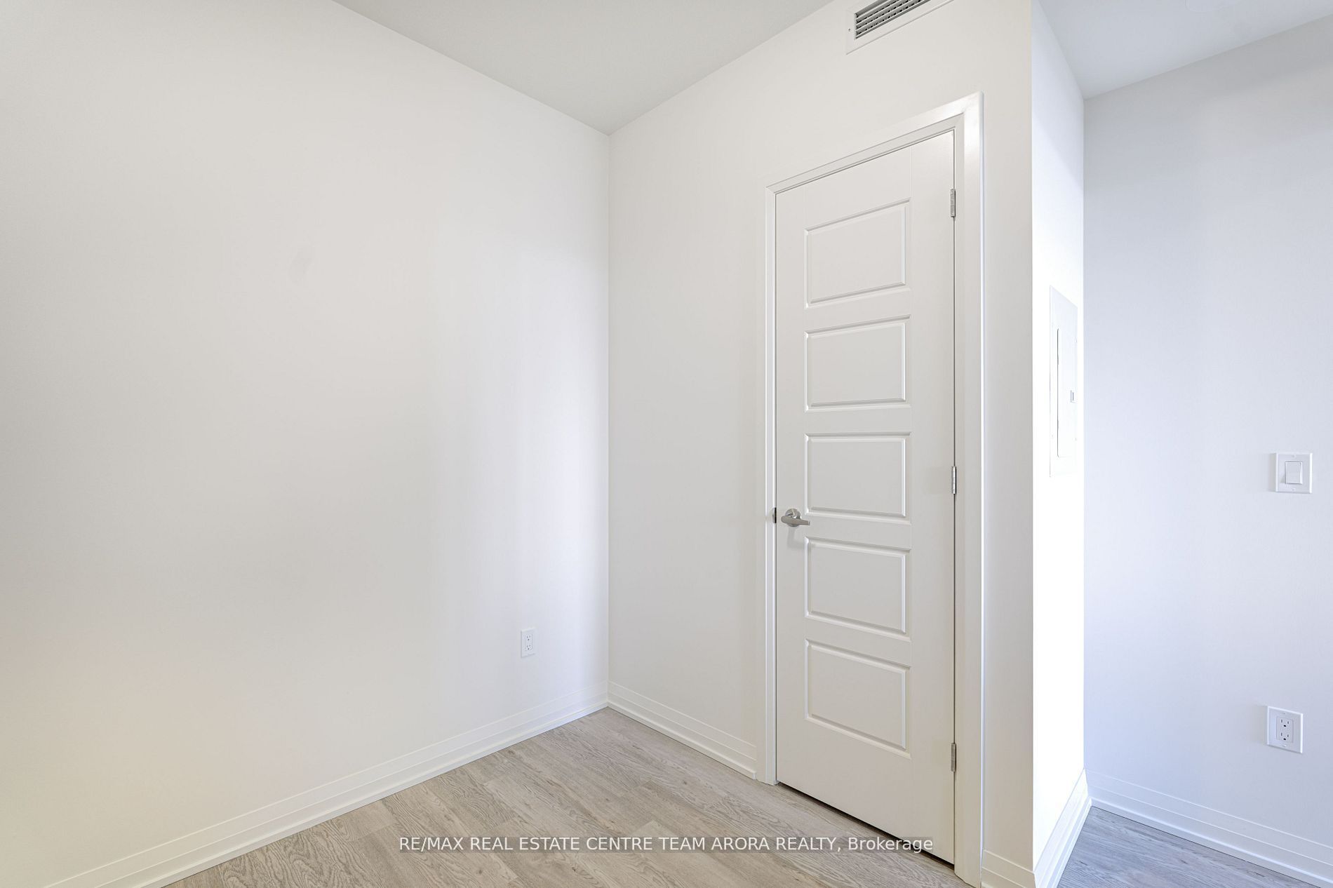 1415 Dundas St E Property Photo 21