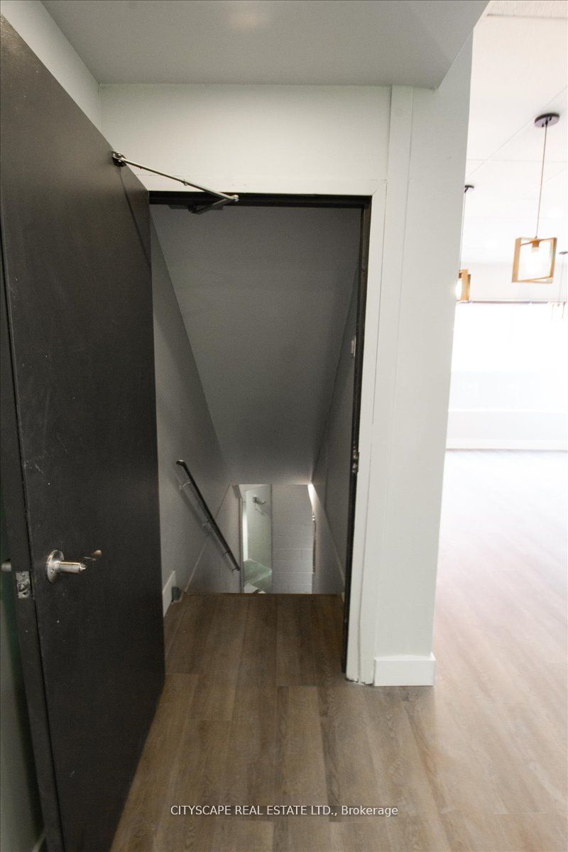 2943a Bloor Street Property Photo 8