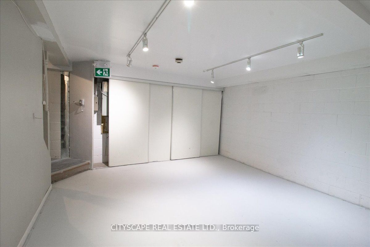 2943a Bloor Street Property Photo 10