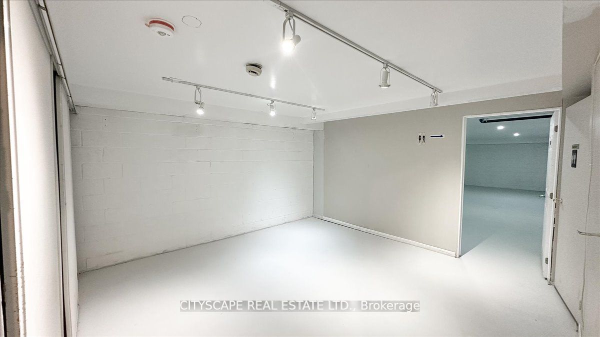 2943a Bloor Street Property Photo 11
