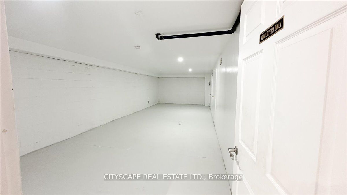 2943a Bloor Street Property Photo 12