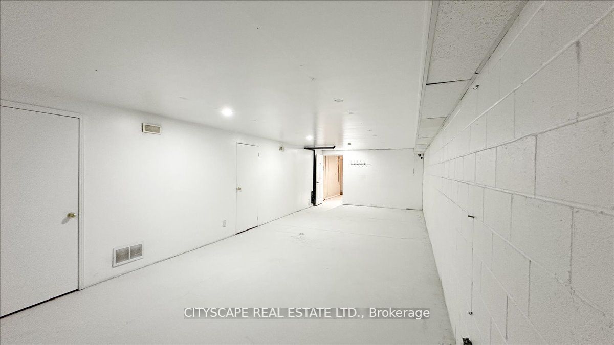 2943a Bloor Street Property Photo 13