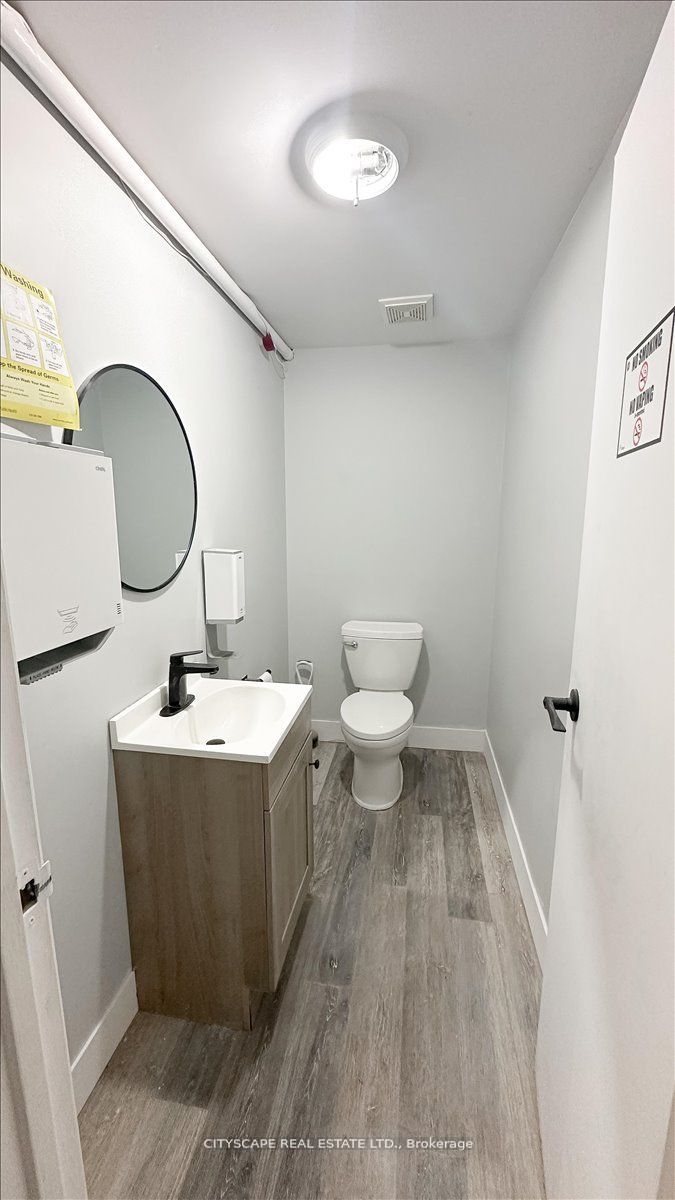 2943a Bloor Street Property Photo 14
