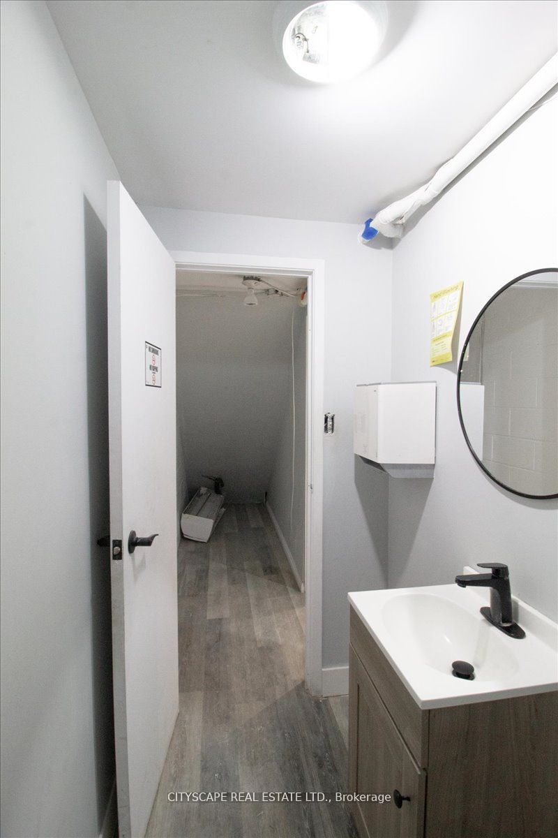 2943a Bloor Street Property Photo 15