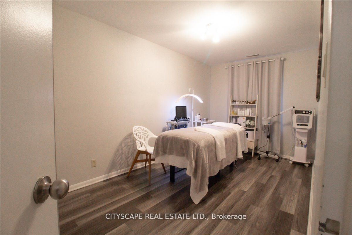 2943a Bloor Street Property Photo 17