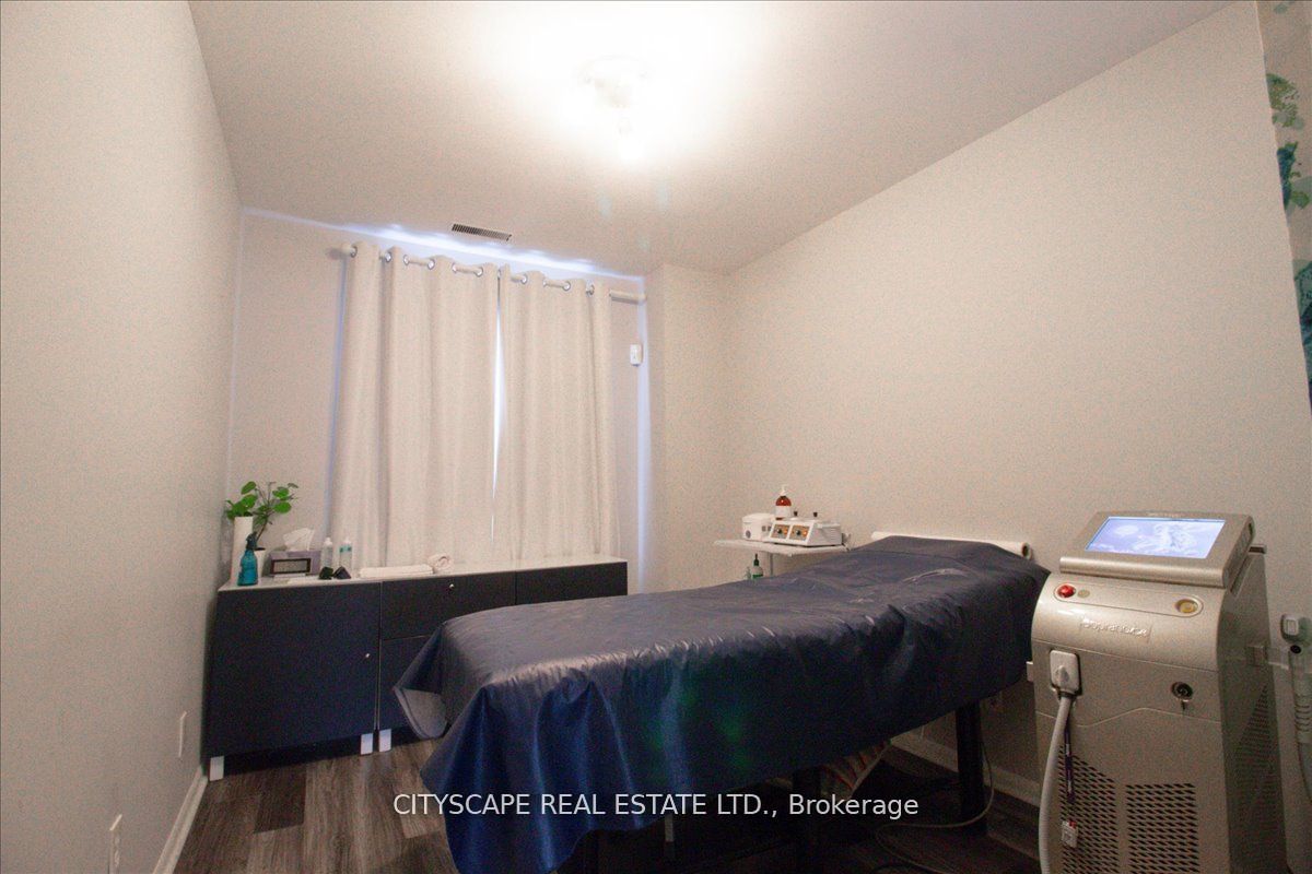 2943a Bloor Street Property Photo 18
