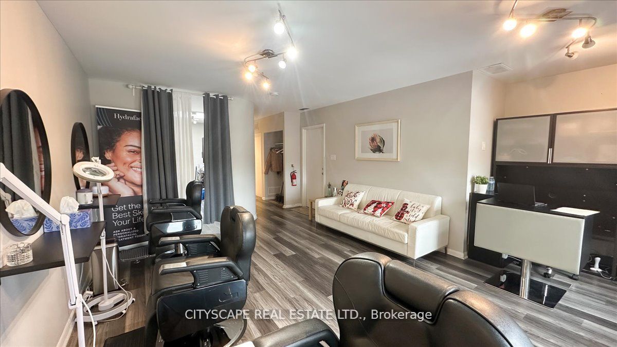 2943a Bloor Street Property Photo 20