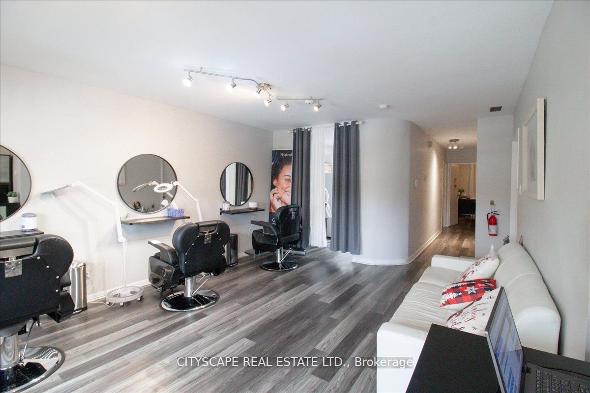 2943a Bloor Street Property Photo 21