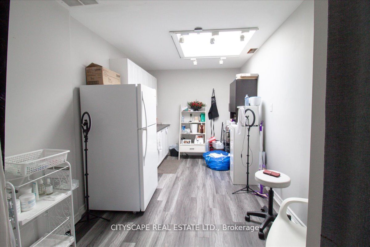 2943a Bloor Street Property Photo 23