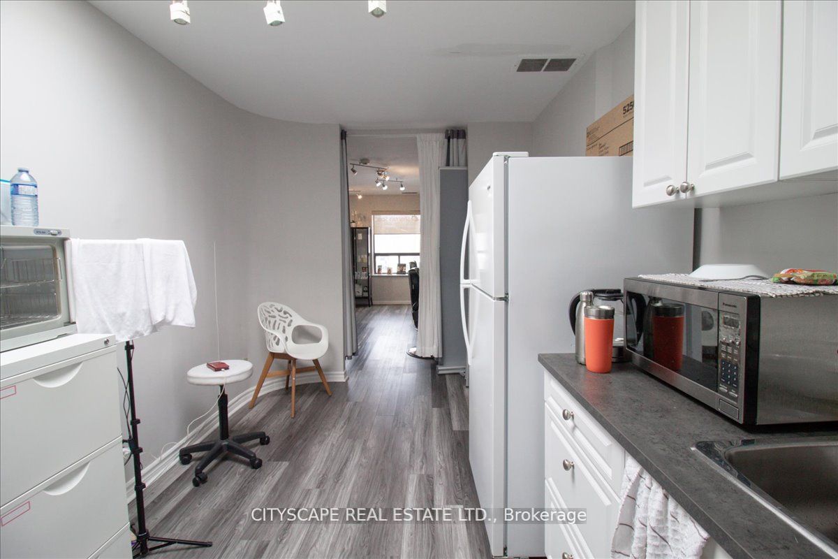 2943a Bloor Street Property Photo 27