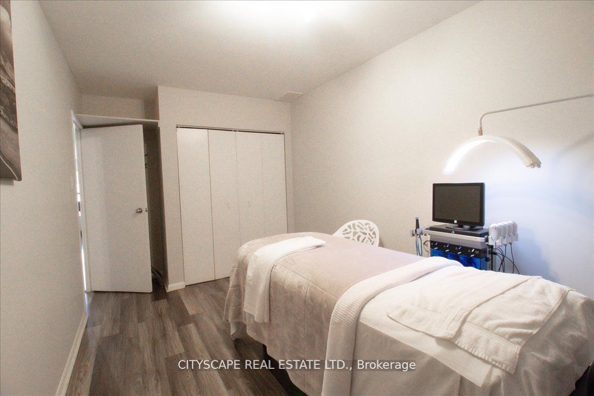 2943a Bloor Street Property Photo 31