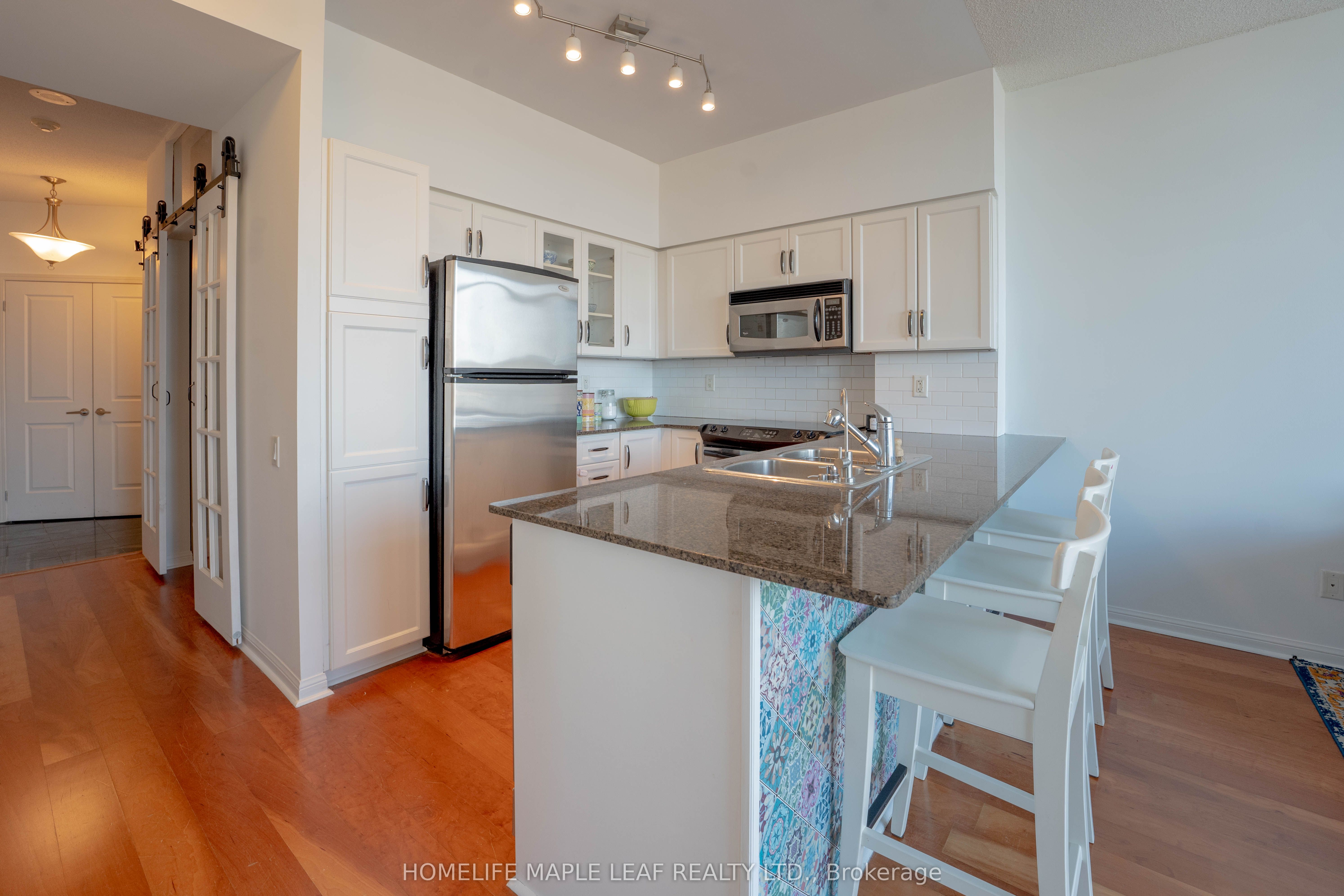 #606 - 15 Windermere Avenue Property Photo 5