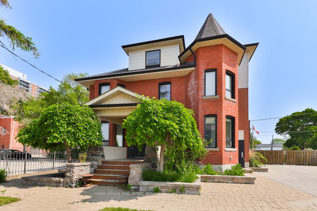 15 Mississauga Road S Property Photo 2