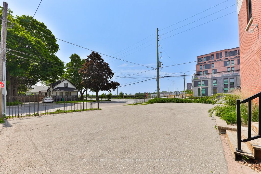 15 Mississauga Road S Property Photo 36