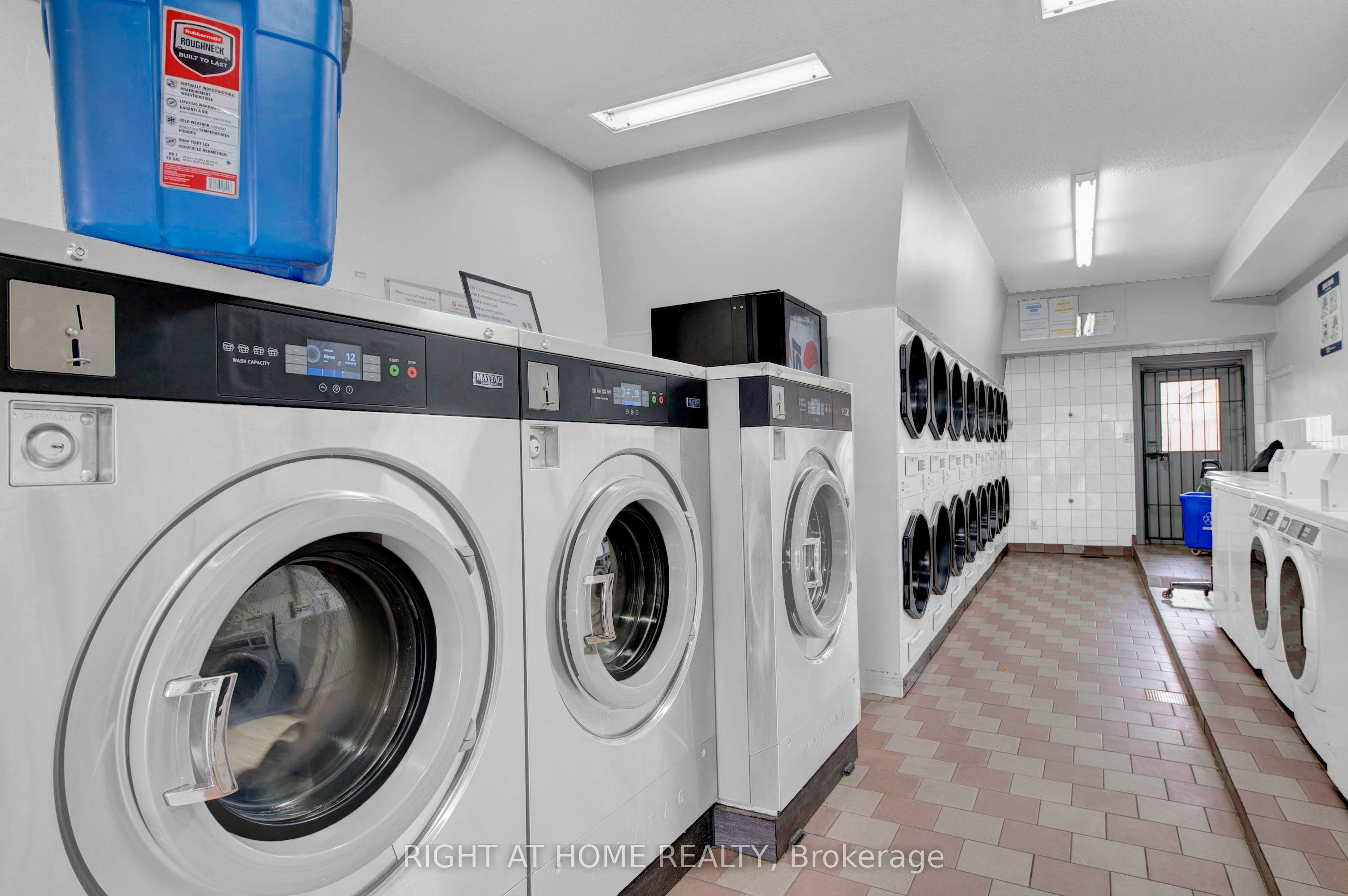 2025 Dufferin Street Property Photo 8