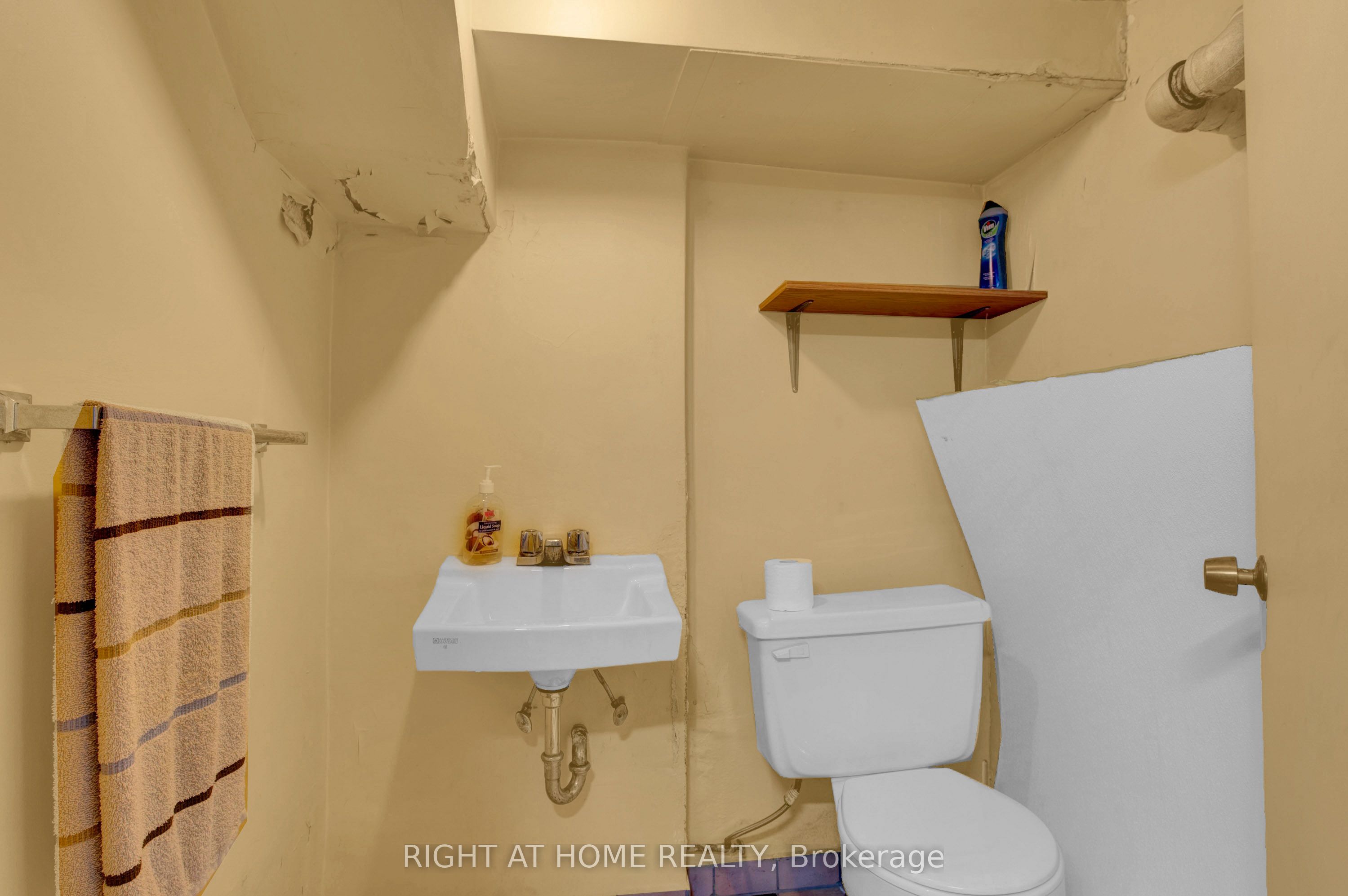 2025 Dufferin Street Property Photo 11