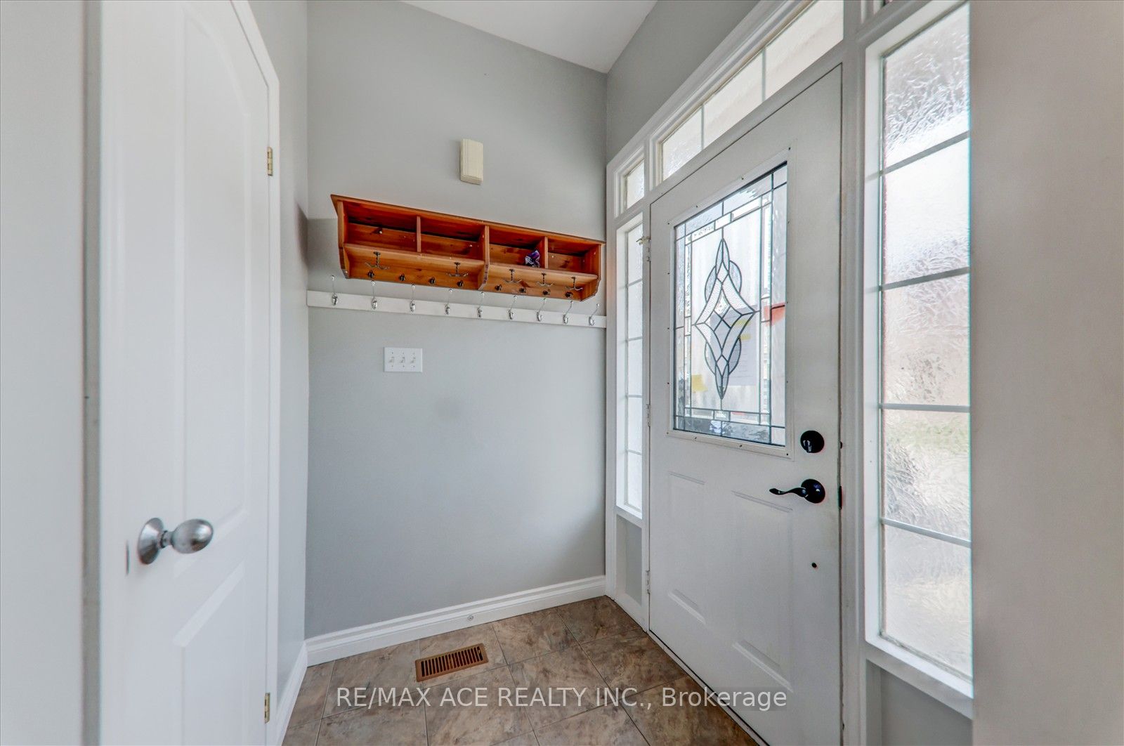 2128 Blackforest Crescent Property Photo 6