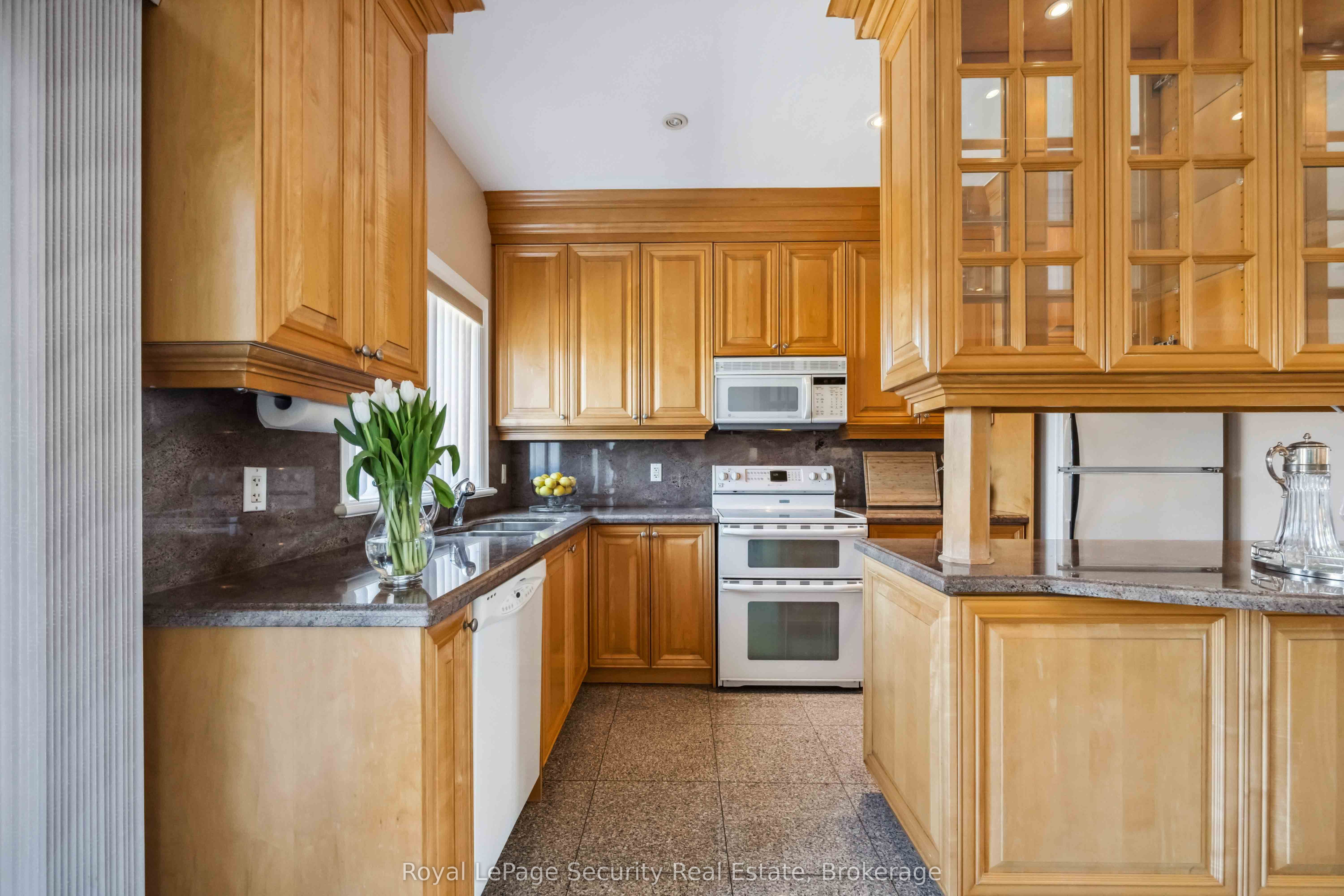 1006 Briar Hill Avenue Property Photo 11