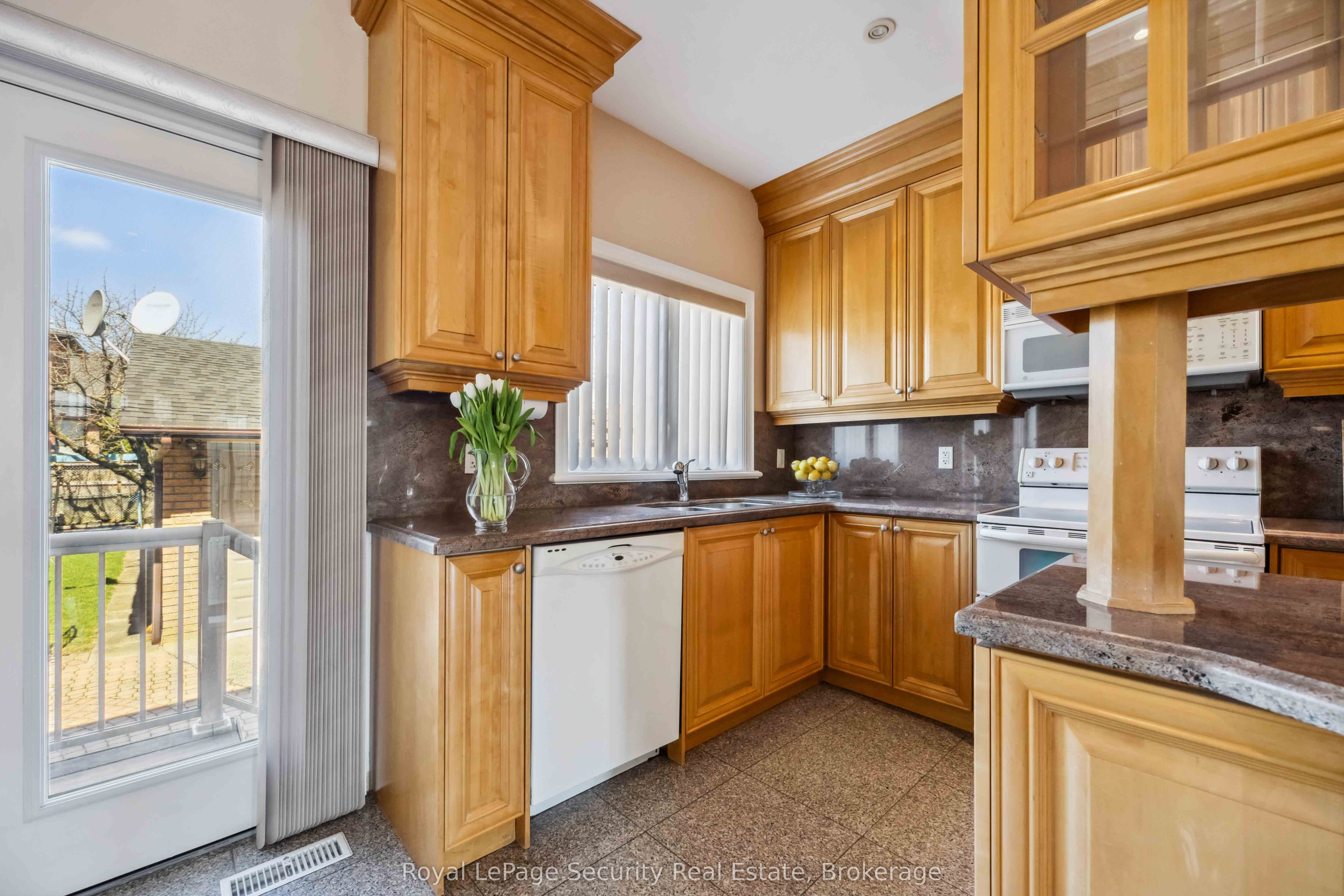 1006 Briar Hill Avenue Property Photo 12
