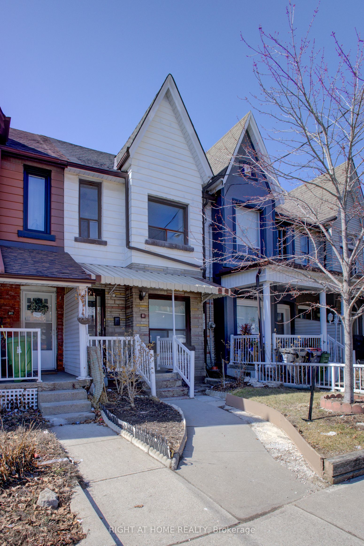 82 E Uxbridge Avenue E Property Photo 2