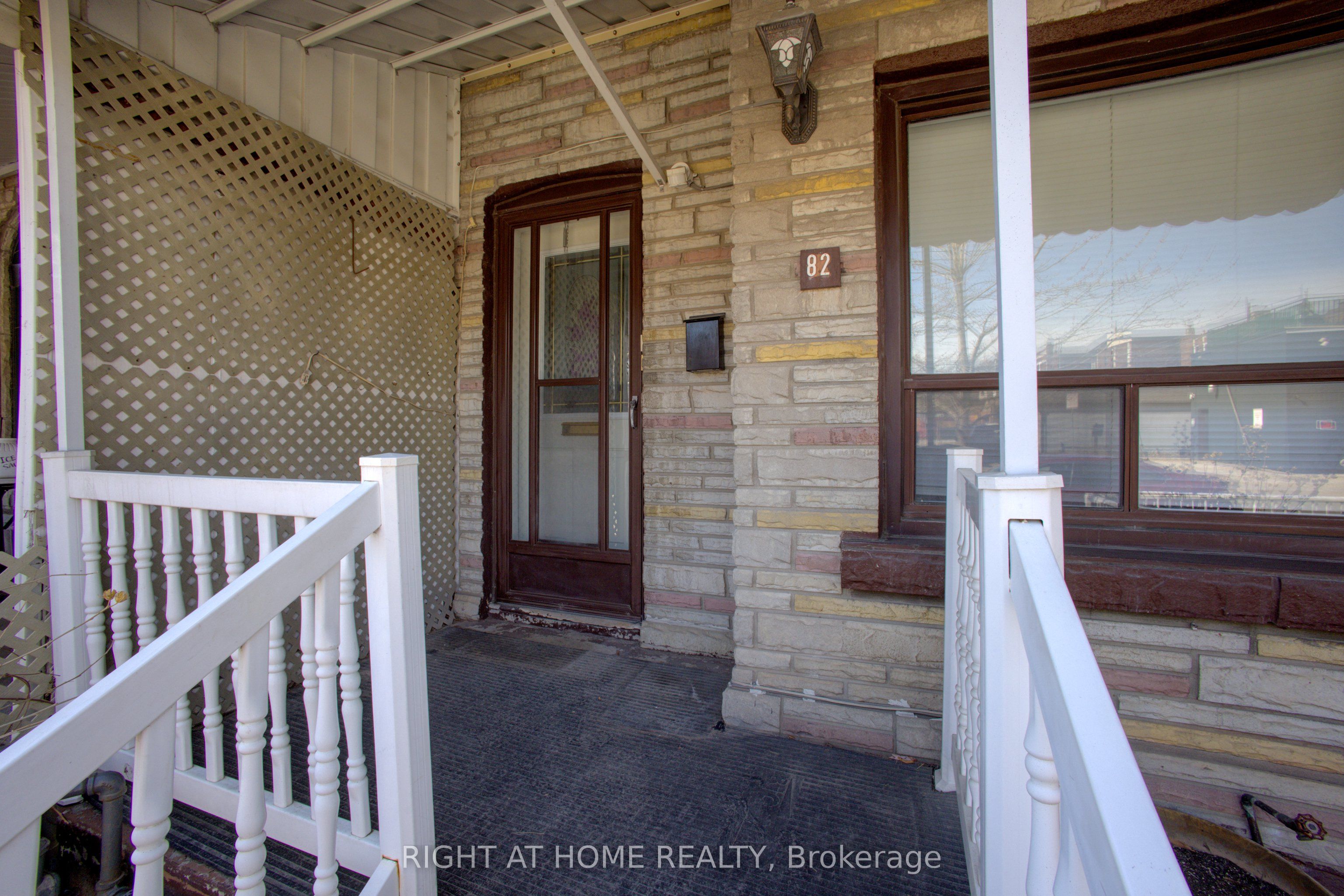 82 E Uxbridge Avenue E Property Photo 3
