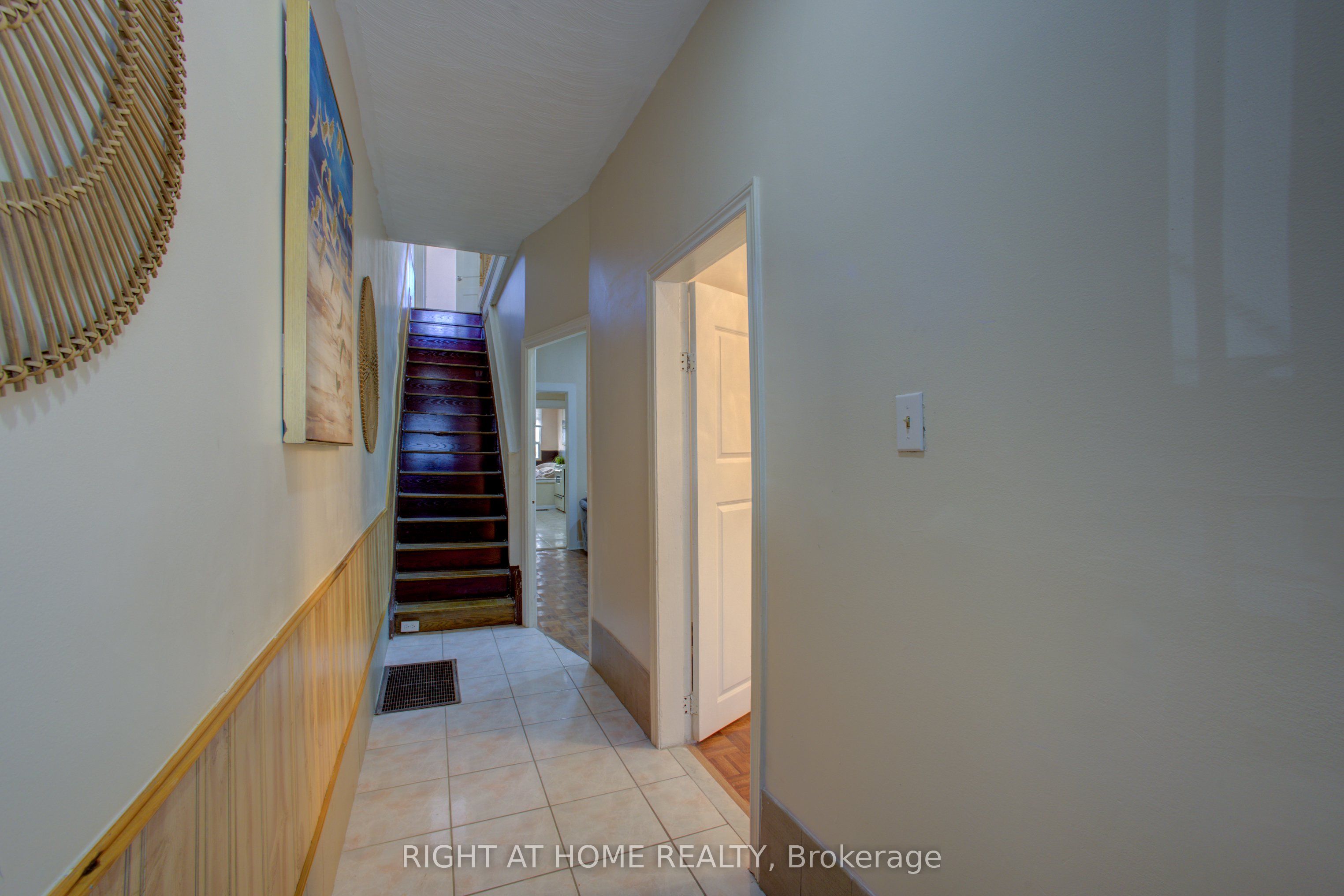 82 E Uxbridge Avenue E Property Photo 4