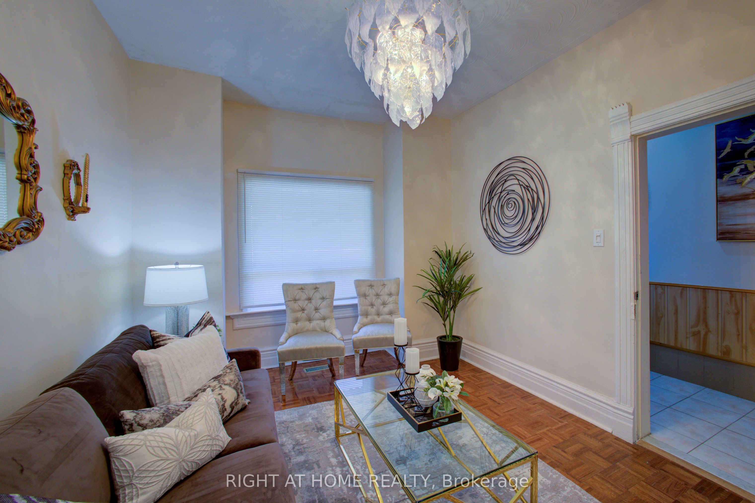82 E Uxbridge Avenue E Property Photo 7