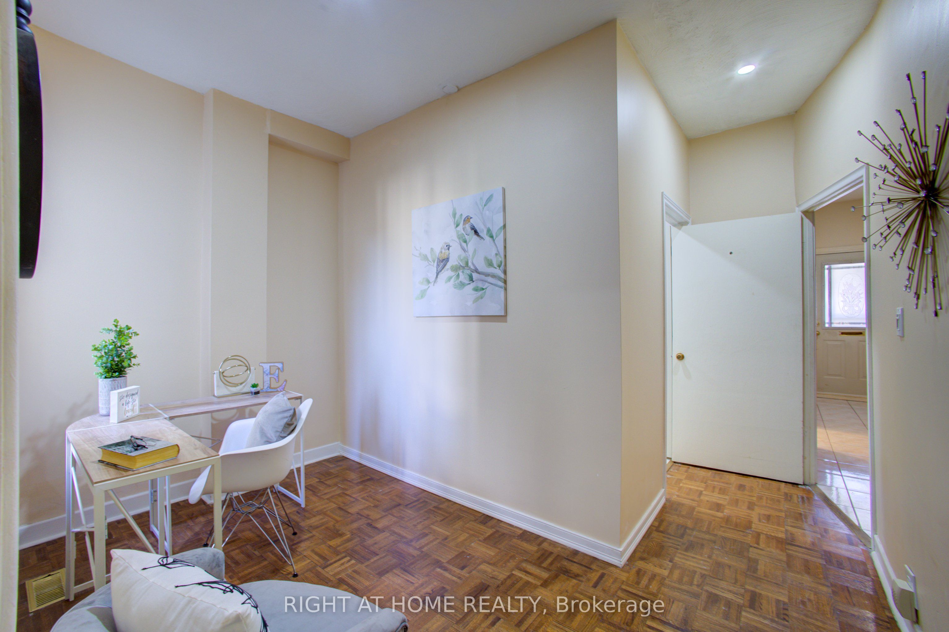 82 E Uxbridge Avenue E Property Photo 8