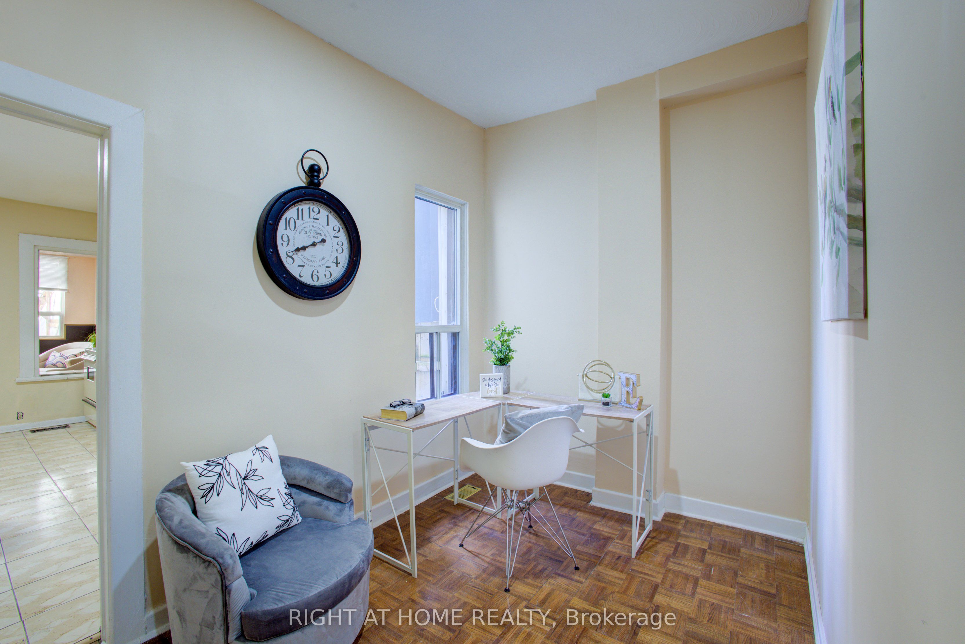82 E Uxbridge Avenue E Property Photo 9