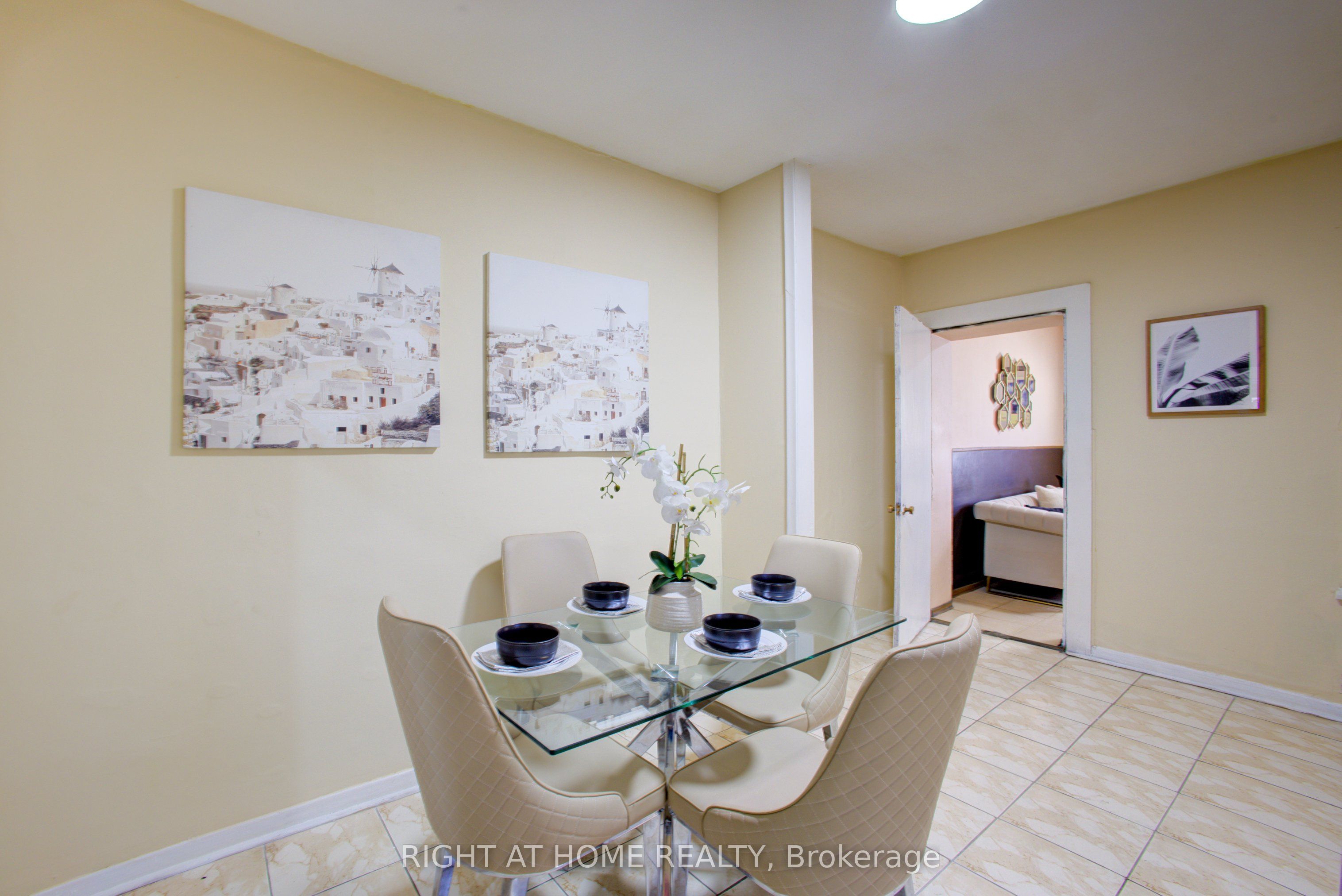 82 E Uxbridge Avenue E Property Photo 12
