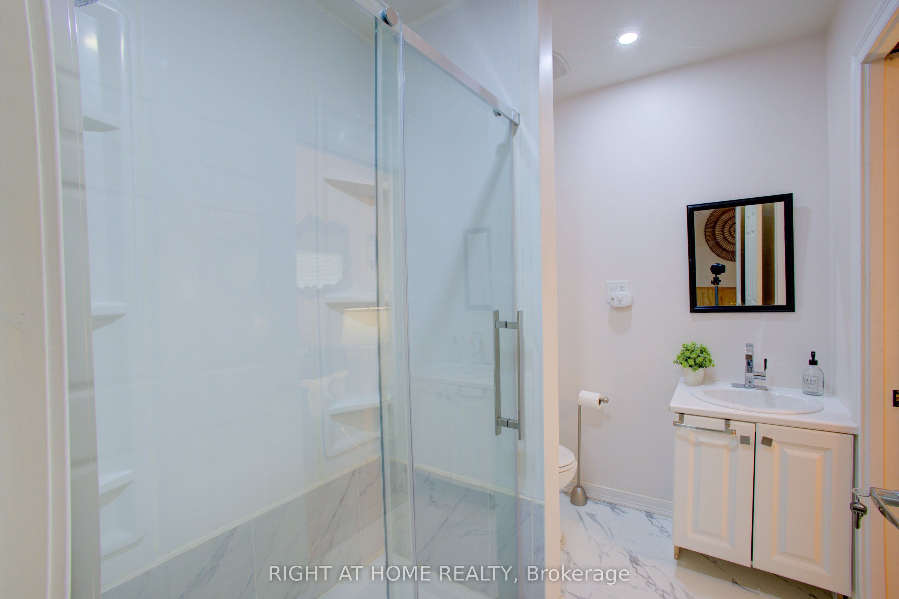 82 E Uxbridge Avenue E Property Photo 13