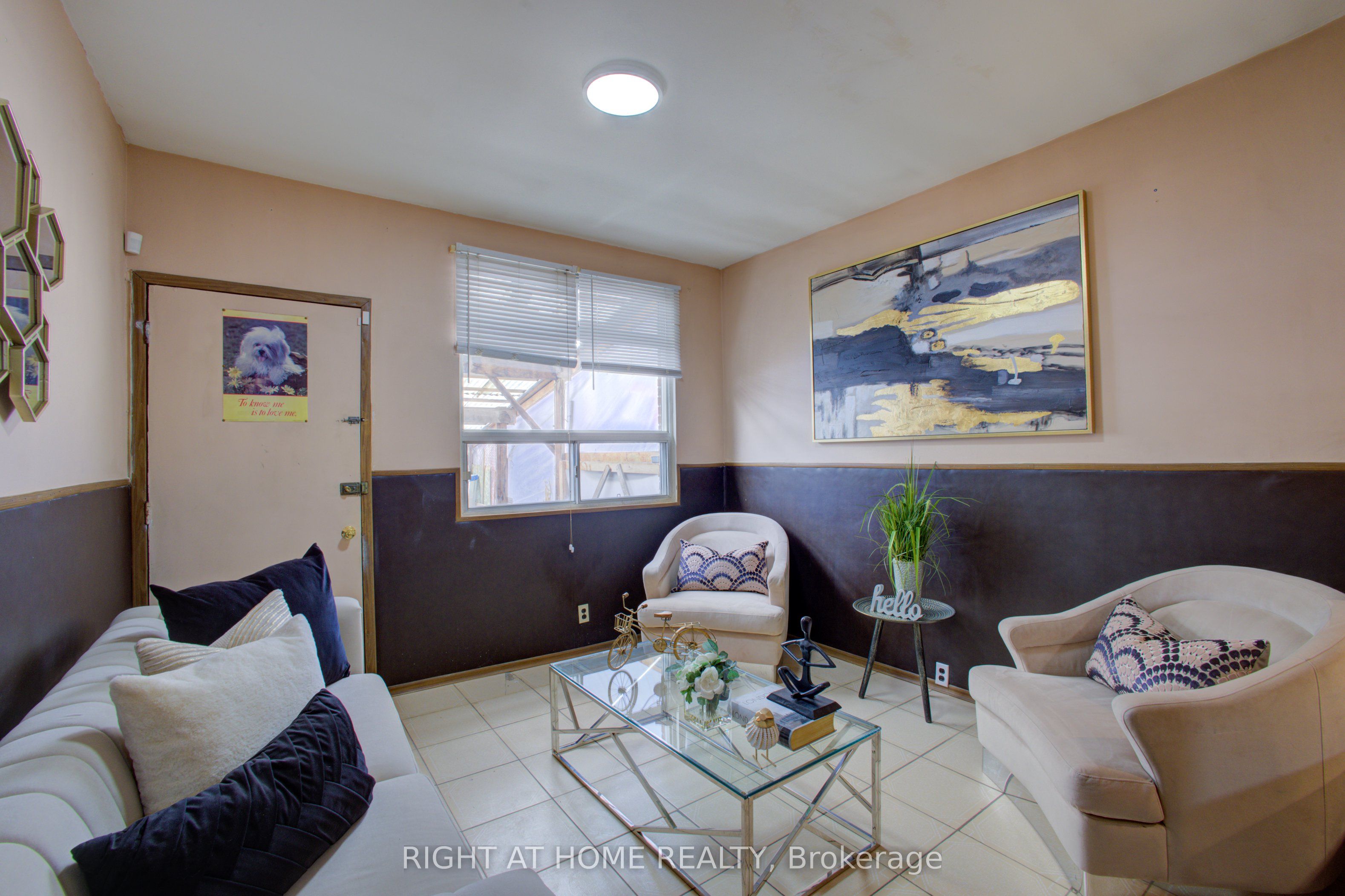 82 E Uxbridge Avenue E Property Photo 14