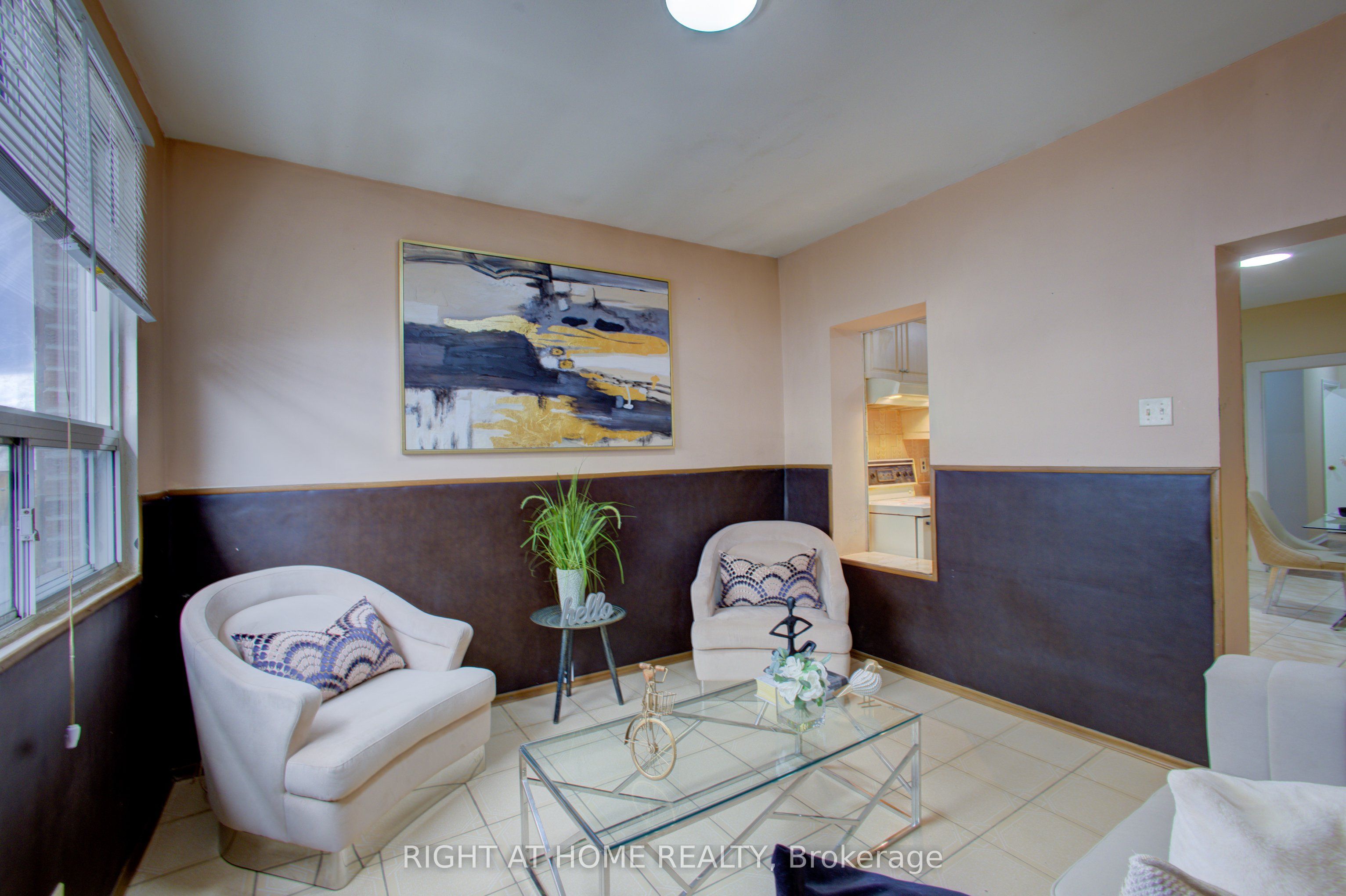 82 E Uxbridge Avenue E Property Photo 15
