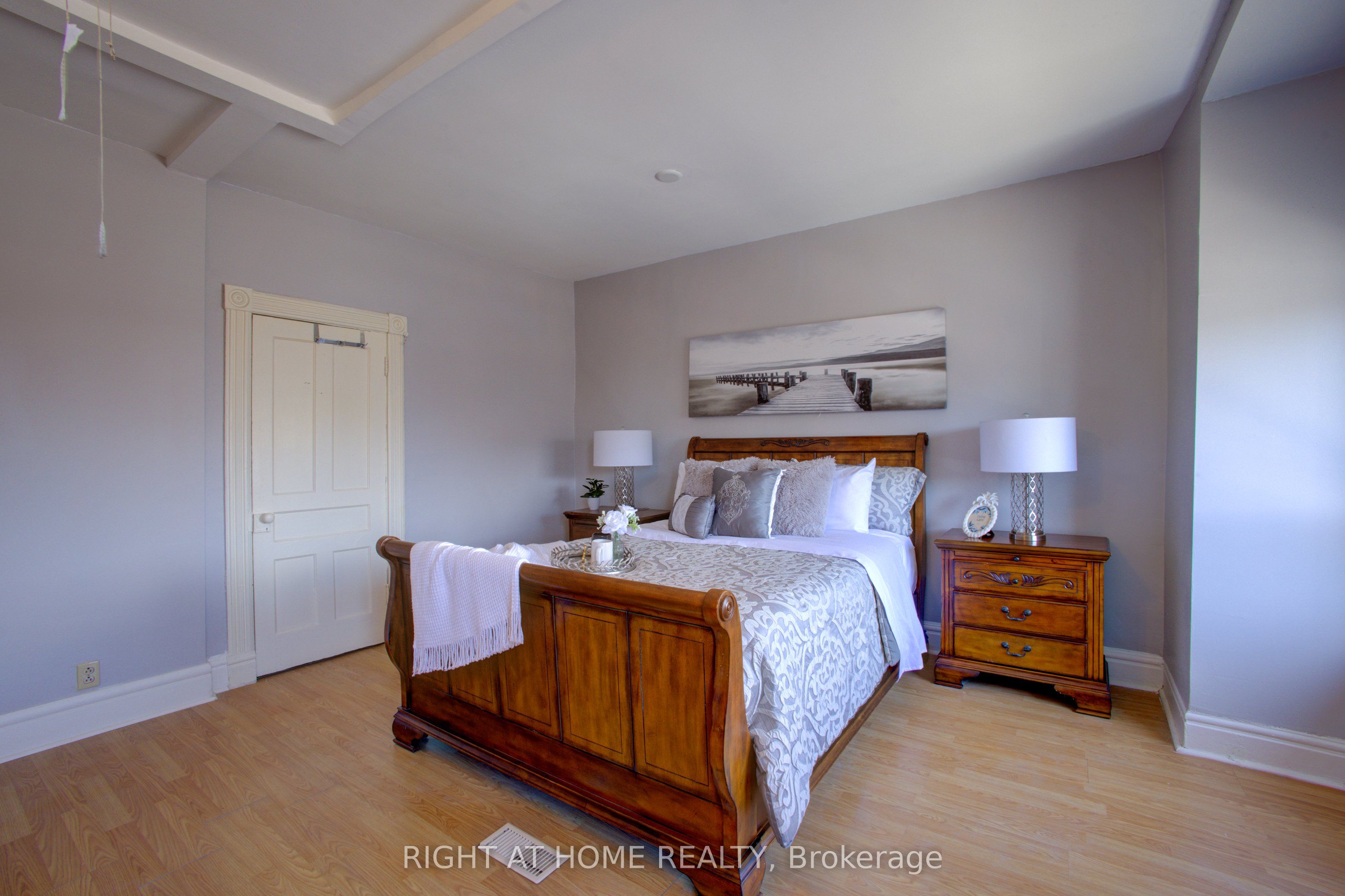 82 E Uxbridge Avenue E Property Photo 17