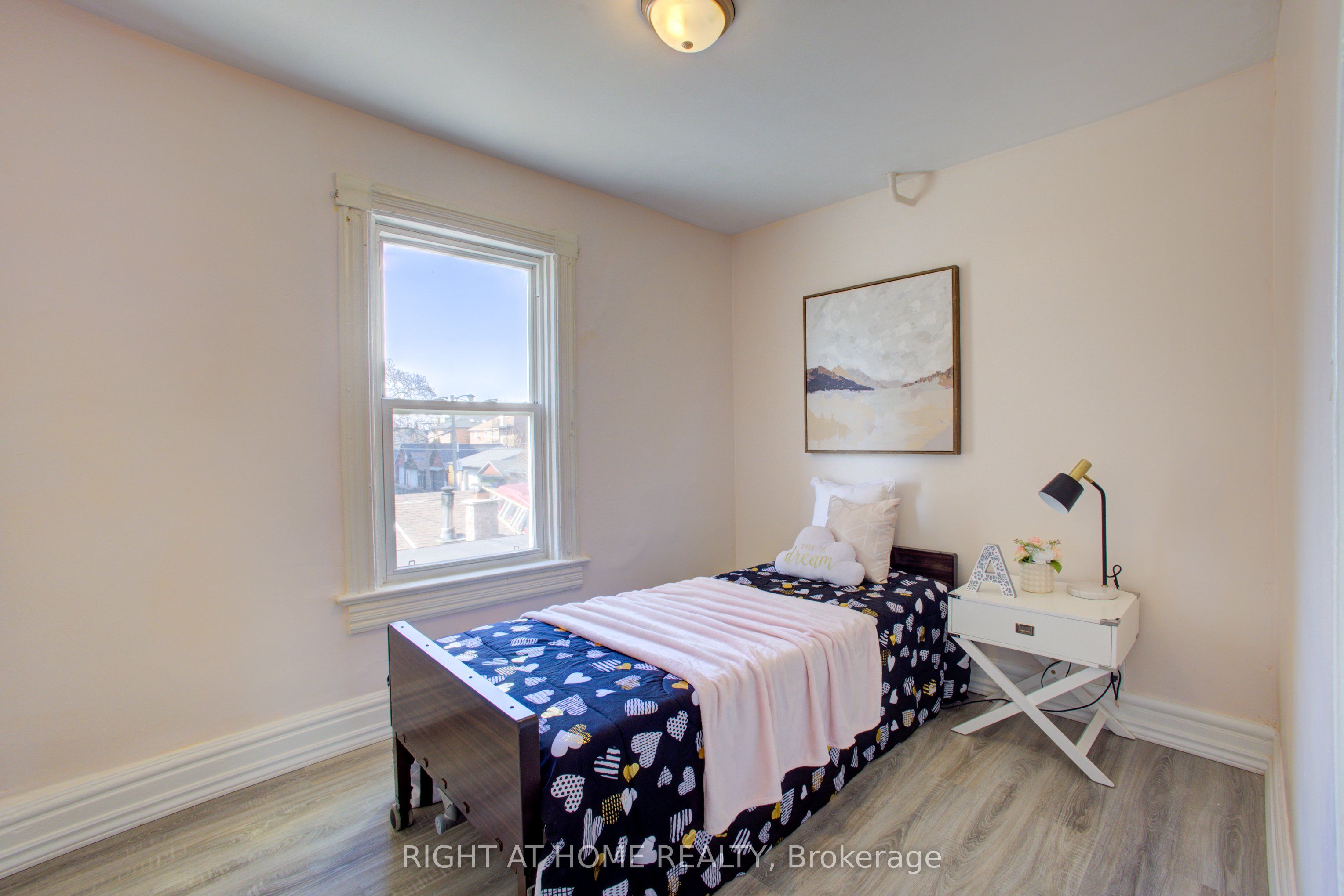 82 E Uxbridge Avenue E Property Photo 20
