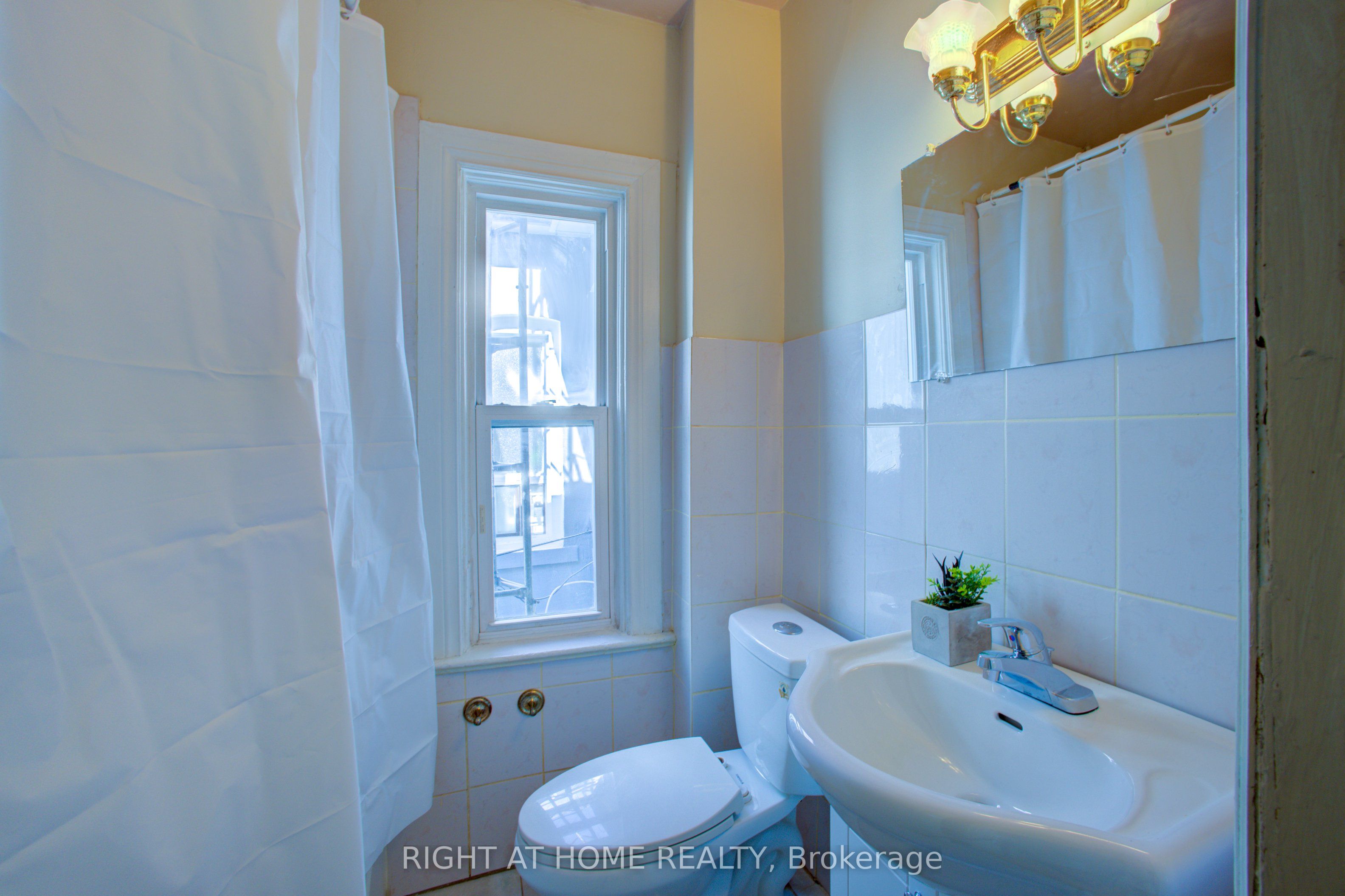 82 E Uxbridge Avenue E Property Photo 21