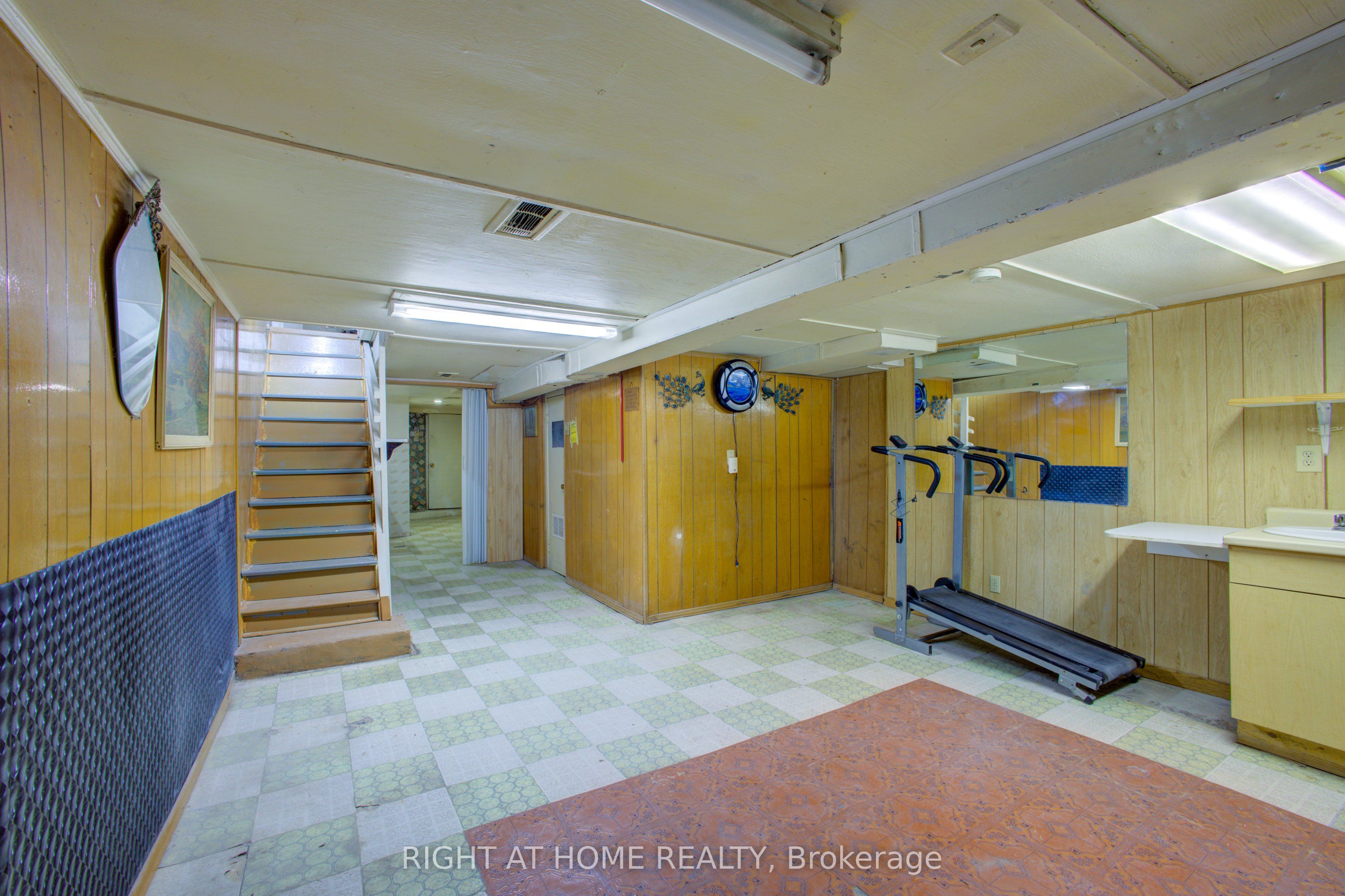 82 E Uxbridge Avenue E Property Photo 22