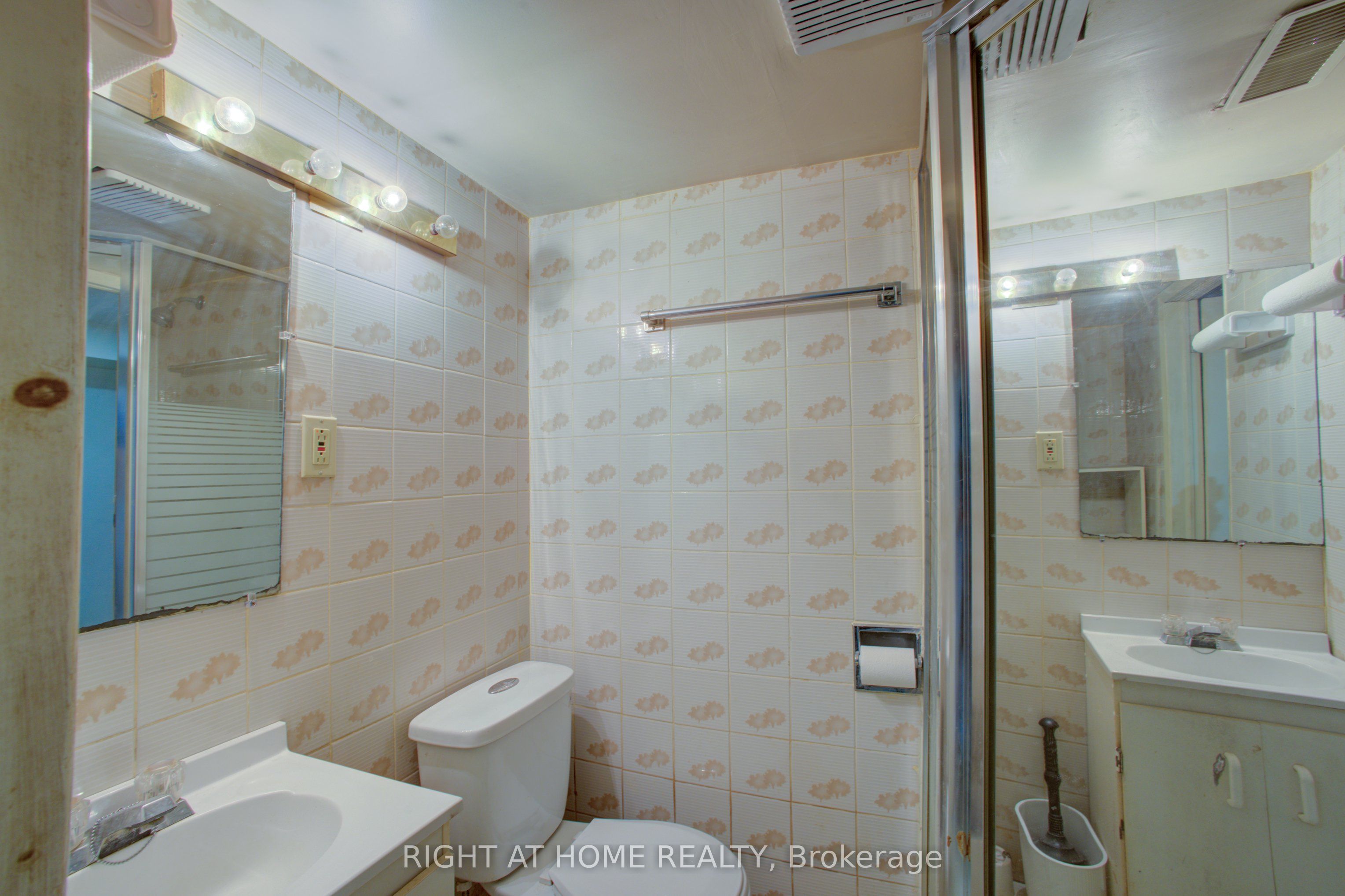 82 E Uxbridge Avenue E Property Photo 23
