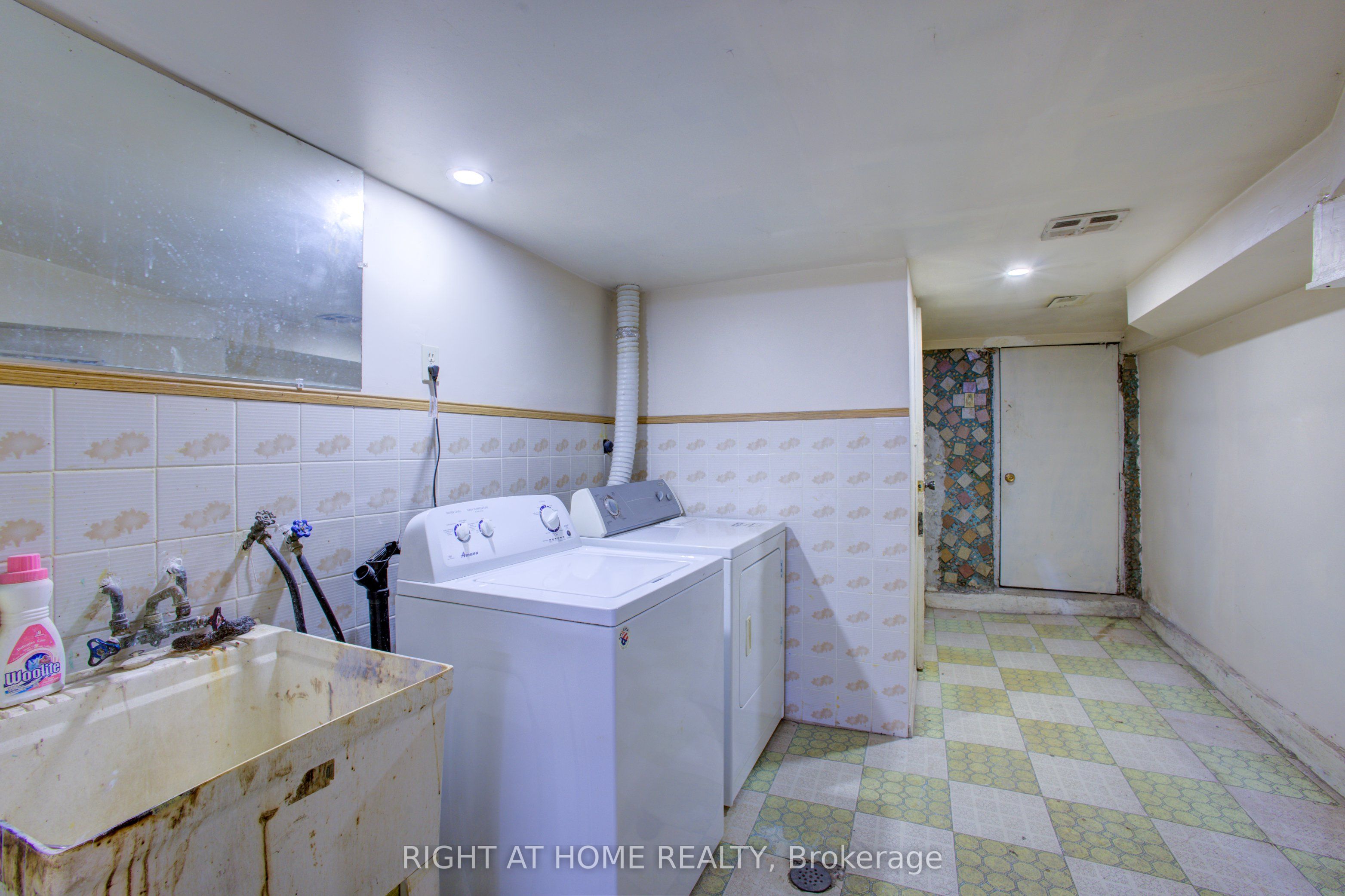 82 E Uxbridge Avenue E Property Photo 24