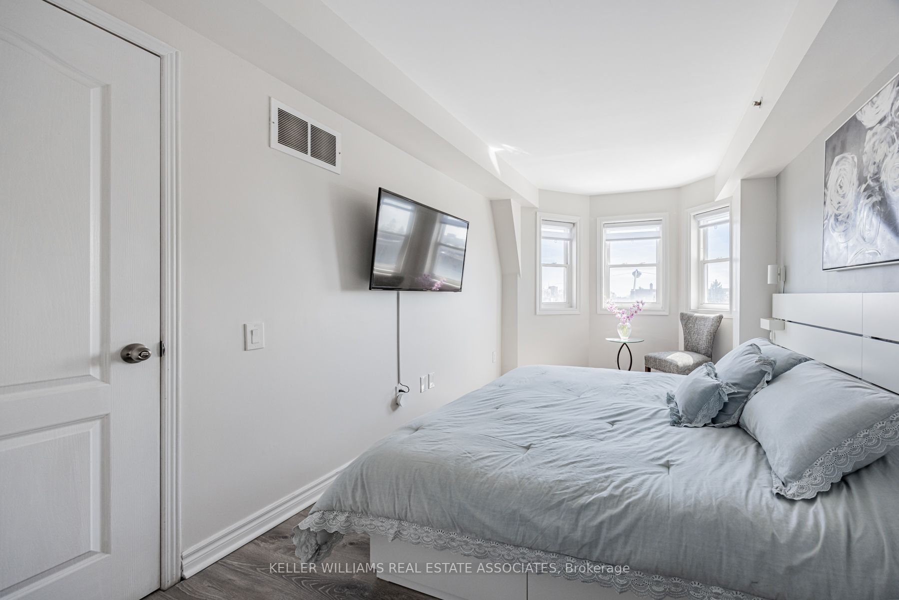 760 Lawrence Avenue W 15 Property Photo 16