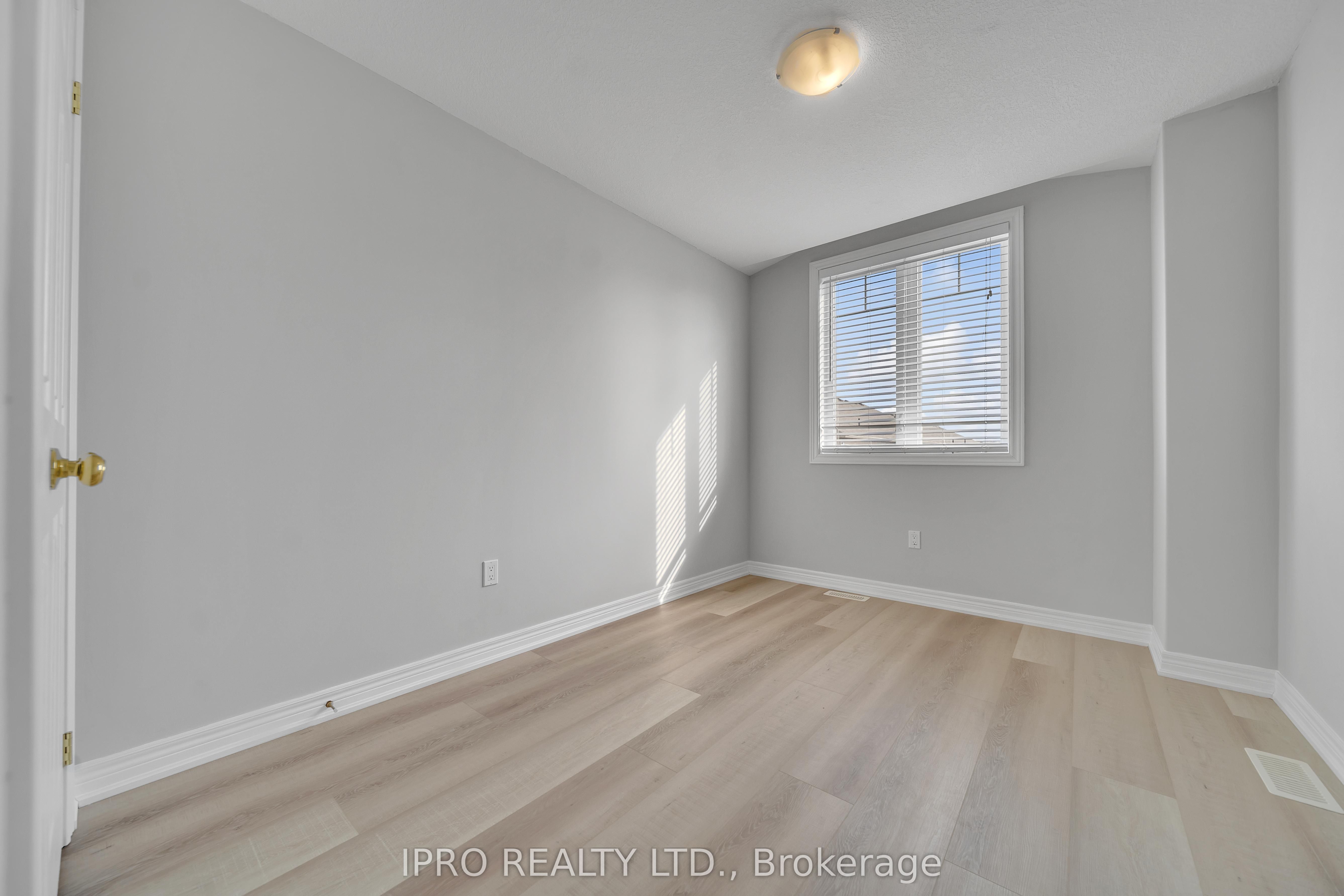 124 Parkinson Cres Property Photo 28